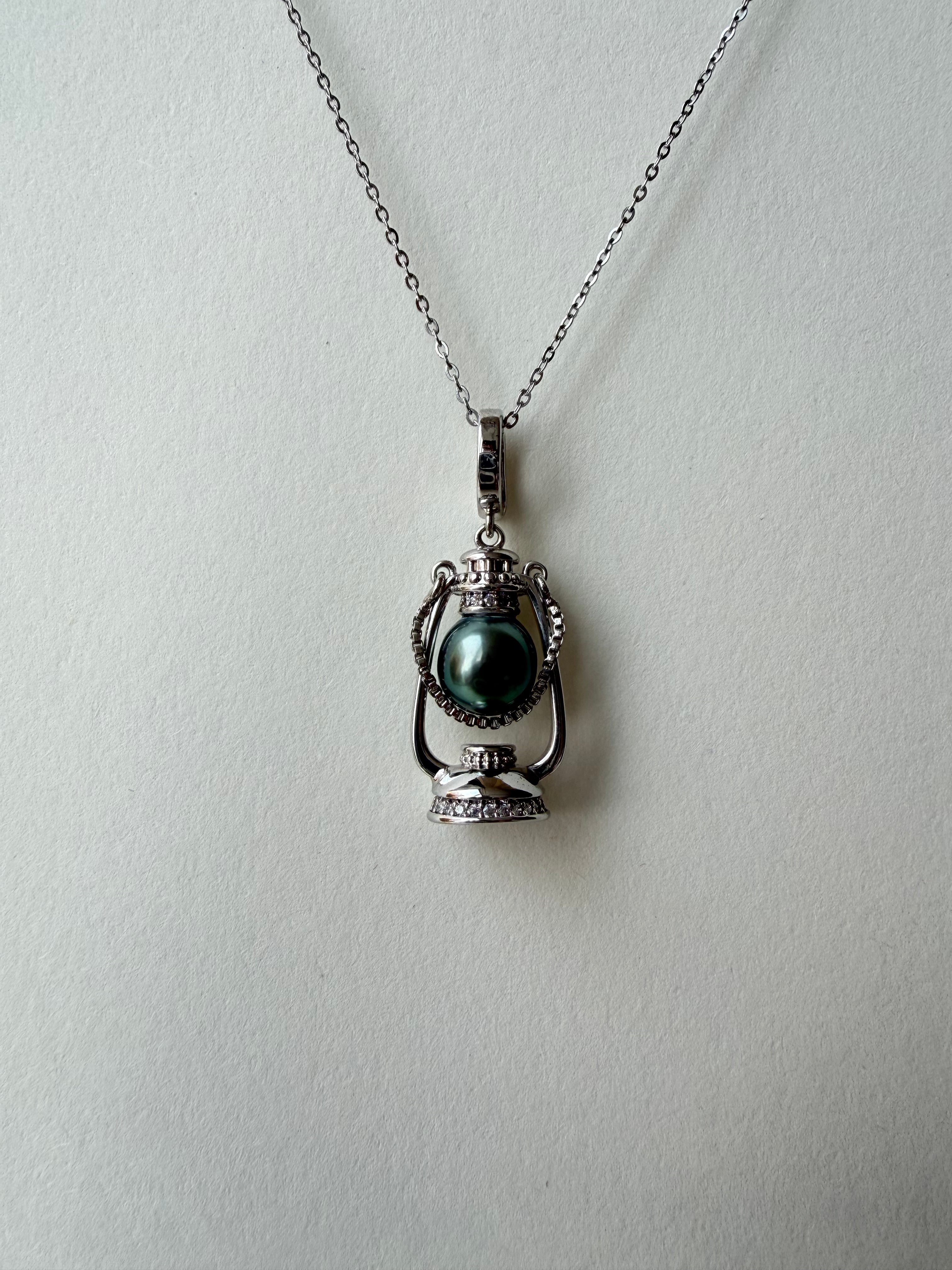 Tahitian black pearl oil lamp shaped pendant 8-9mm