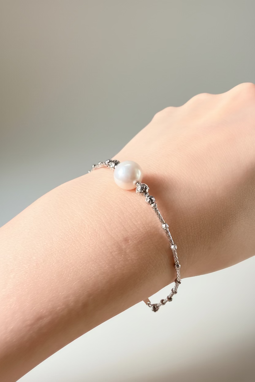 9-10mm Passepartout  single bead charm bracelet_modelcloseup