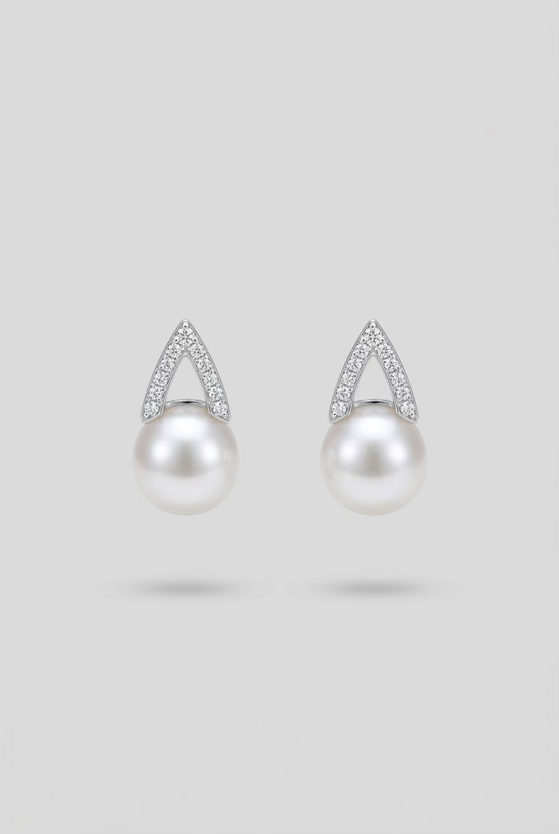 【The Aura】Geometric 18K Gold Akoya Pearl Stud Earrings with Brilliant Diamond Accents
