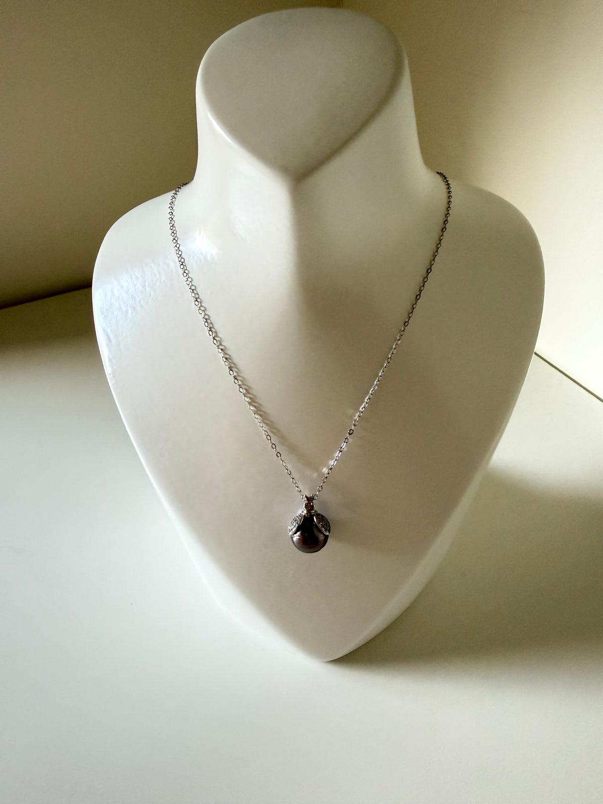 Bee pendant with Tahitian black pearl 9-10mm 925 sterling silver purple iridescent luster rare violet _04