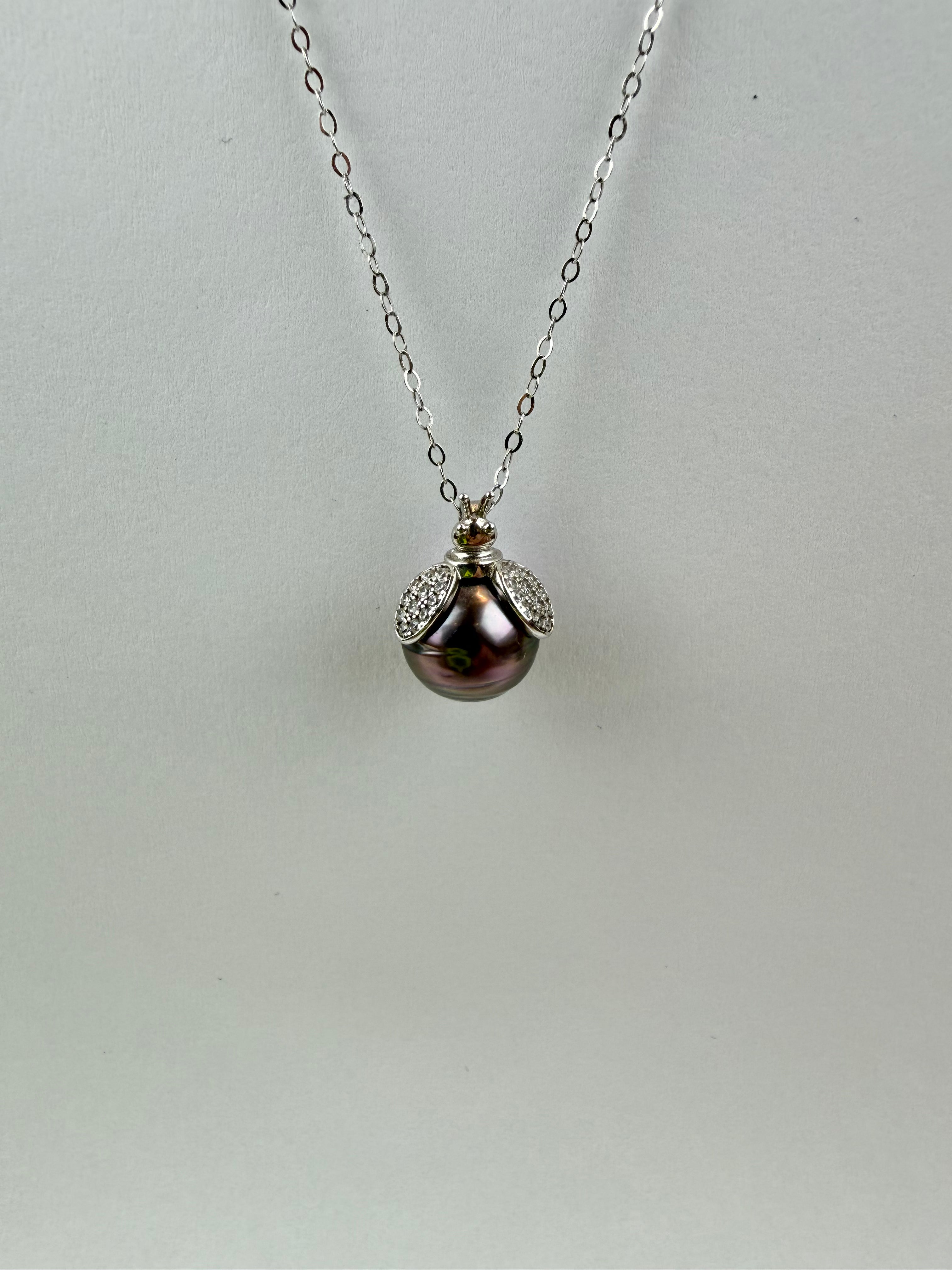 Bee pendant with Tahitian black pearl 9-10mm 925 sterling silver purple iridescent luster rare violet overtone_closeup