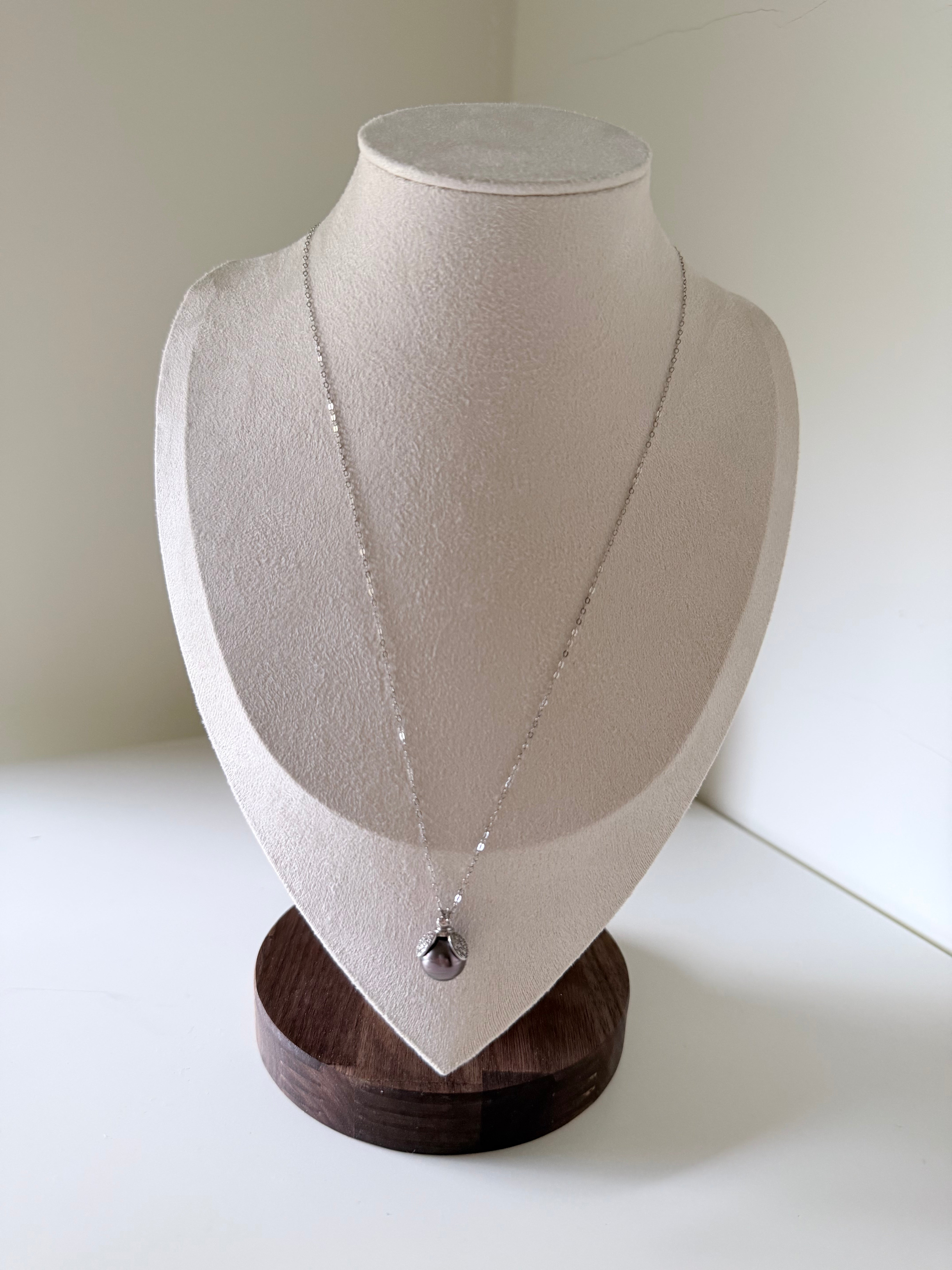 Bee_pendant_with_Tahitian_black_pearl_9-10mm_925_sterling_silver_purple_iridescent_luster_rare_violet_overtone_mannequin