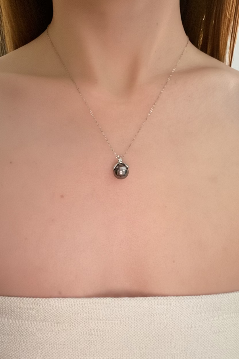 Bee pendant with Tahitian black pearl 9-10mm 925 sterling silver purple iridescent luster rare violet overtone_model_01