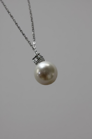 Close-up of 11-12mm Australian South Sea pearl mirror-like luster on Diana pendant cold white silver overtone_back