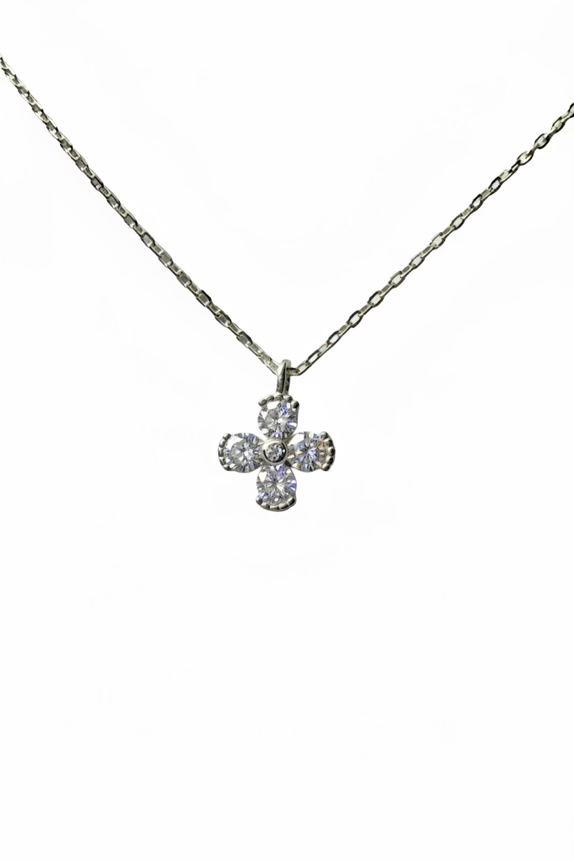 Close-up of 4 leaf clover pendant with diamonds 1cm x 1cm 925 silver Korean necklace