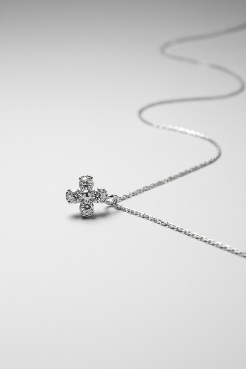 Close-up of 4 leaf clover pendant with diamonds 1cm x 1cm 925 silver Korean necklace_side