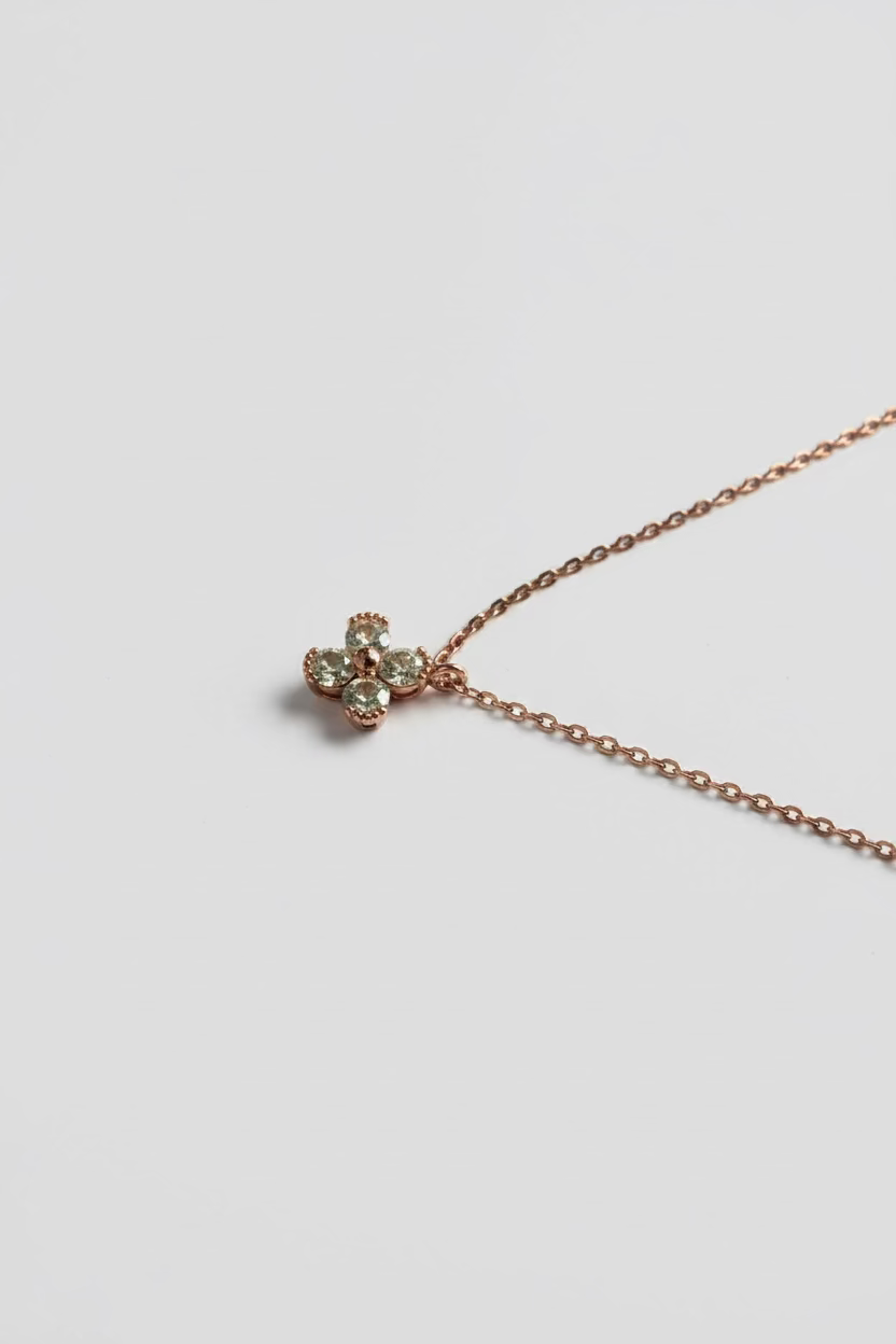 Close-up of 4 leaf clover pendant with diamonds 1cm x 1cm rose gold 925 silver Korean necklace_side