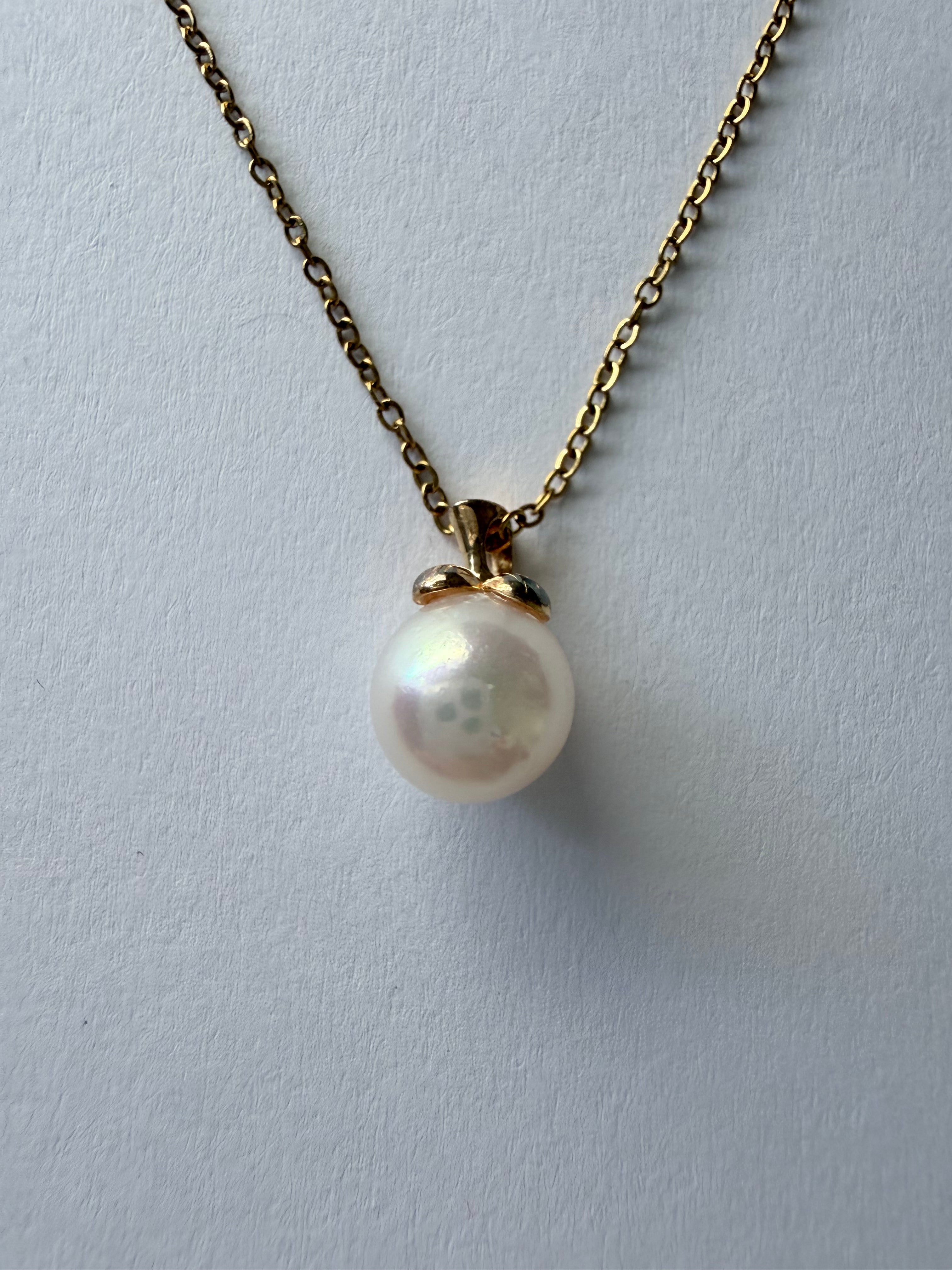 Close-up of 8-9mm Akoya pearl mirror-like luster rose pink overtone saltwater cultured pearl
