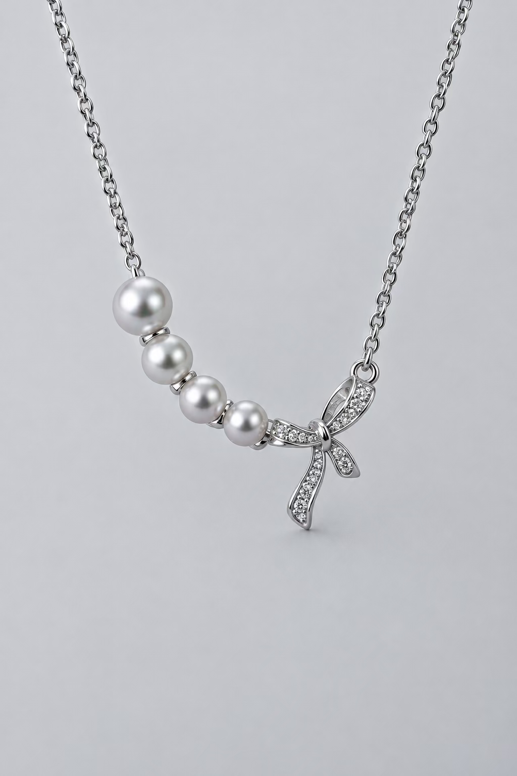 Close-up of French bow pendant with 4 Akoya pearls 6-9mm staggered arrangement 925 silver setting