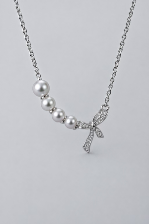 Close-up of French bow pendant with 4 Akoya pearls 6-9mm staggered arrangement 925 silver setting