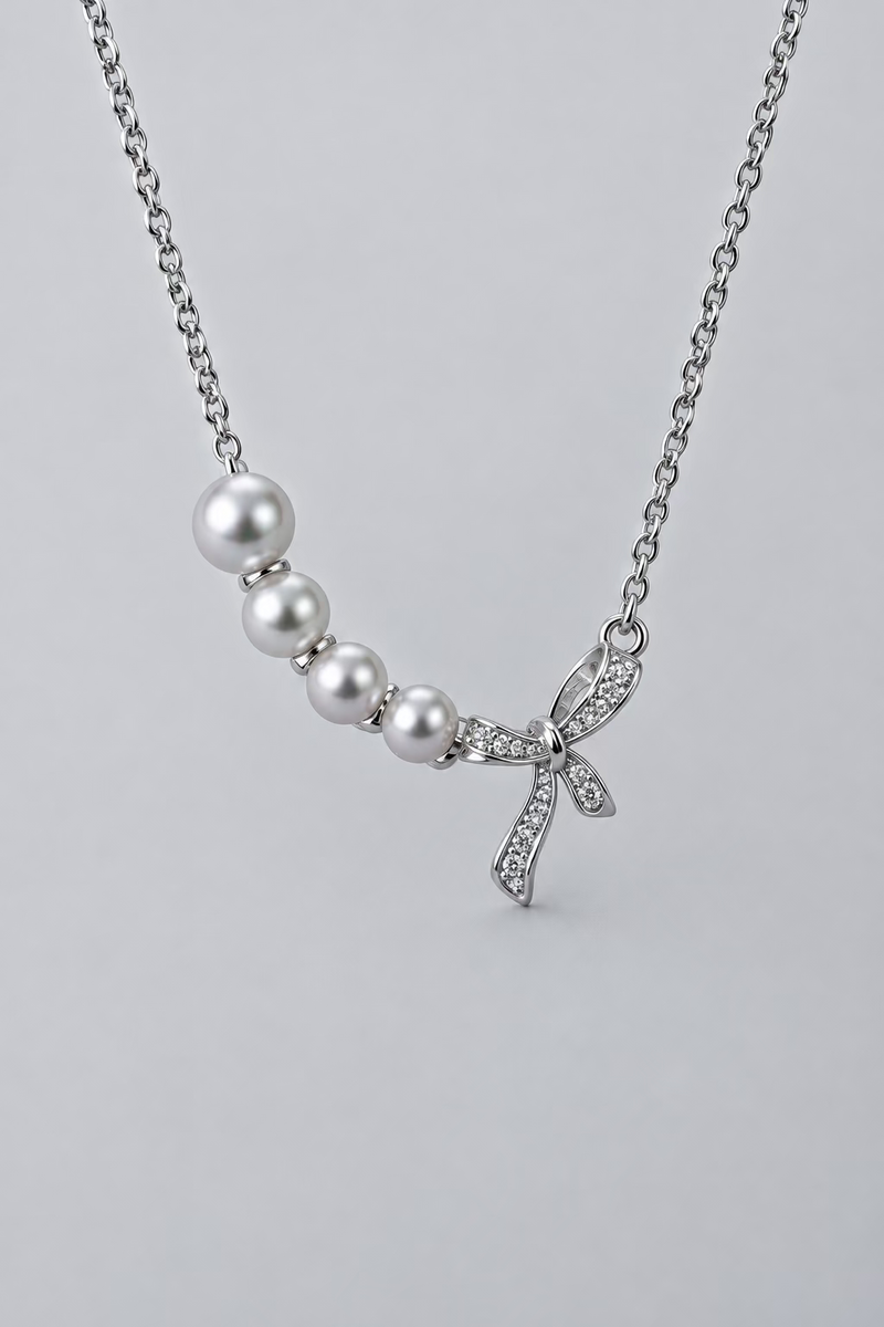 Close-up of French bow pendant with 4 Akoya pearls 6-9mm staggered arrangement 925 silver setting