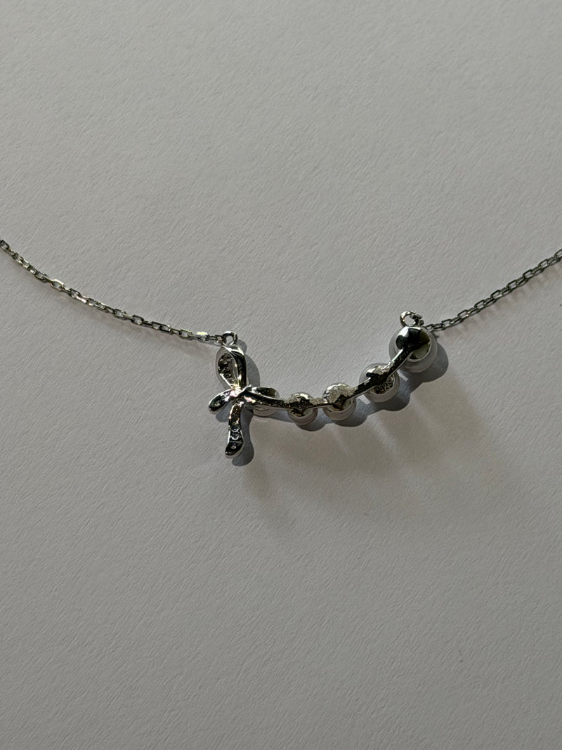 Close-up of French bow pendant with 4 Akoya pearls 6-9mm staggered arrangement 925 silver setting_back