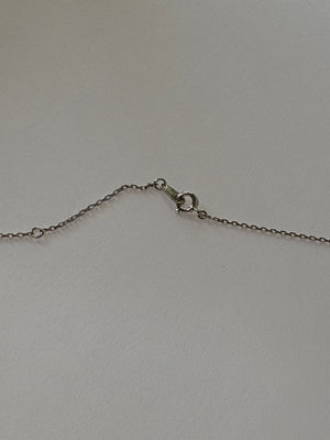 Close-up of French bow pendant with 4 Akoya pearls 6-9mm staggered arrangement 925 silver setting_chain