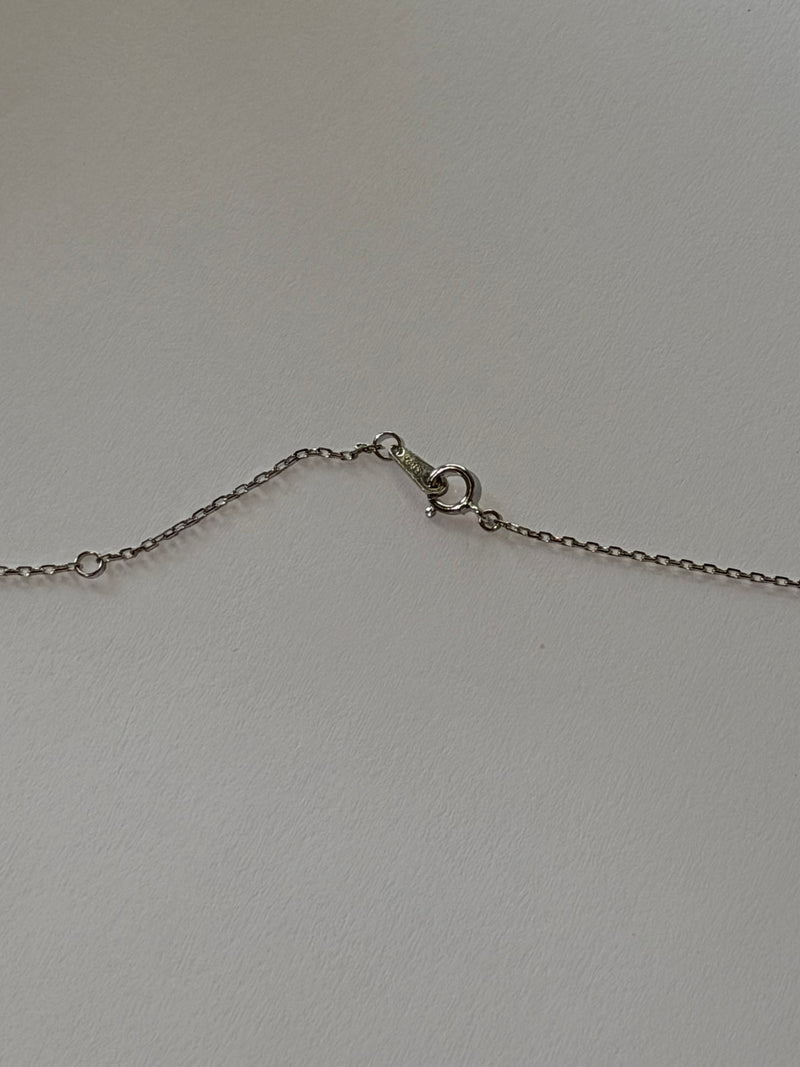 Close-up of French bow pendant with 4 Akoya pearls 6-9mm staggered arrangement 925 silver setting_chain