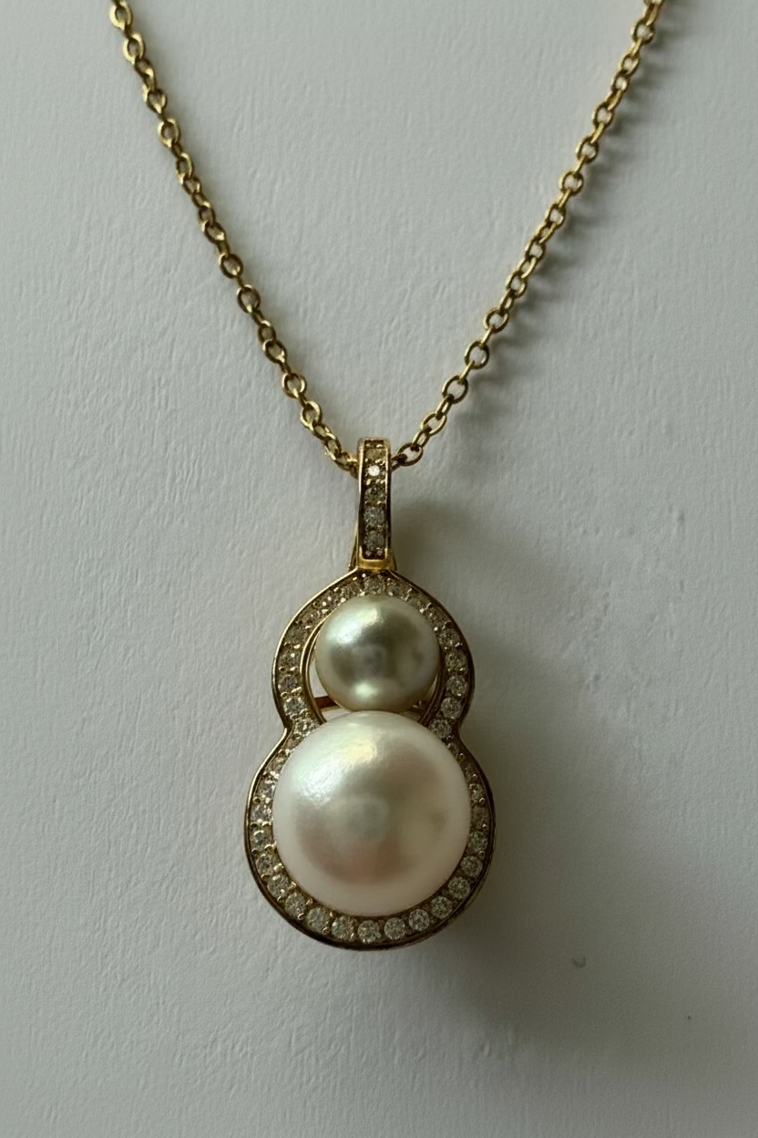 Close-up of double gourd pendant with Akoya white pearl 9mm and真多麻 silver blue pearl 6mm 925 silver setting
