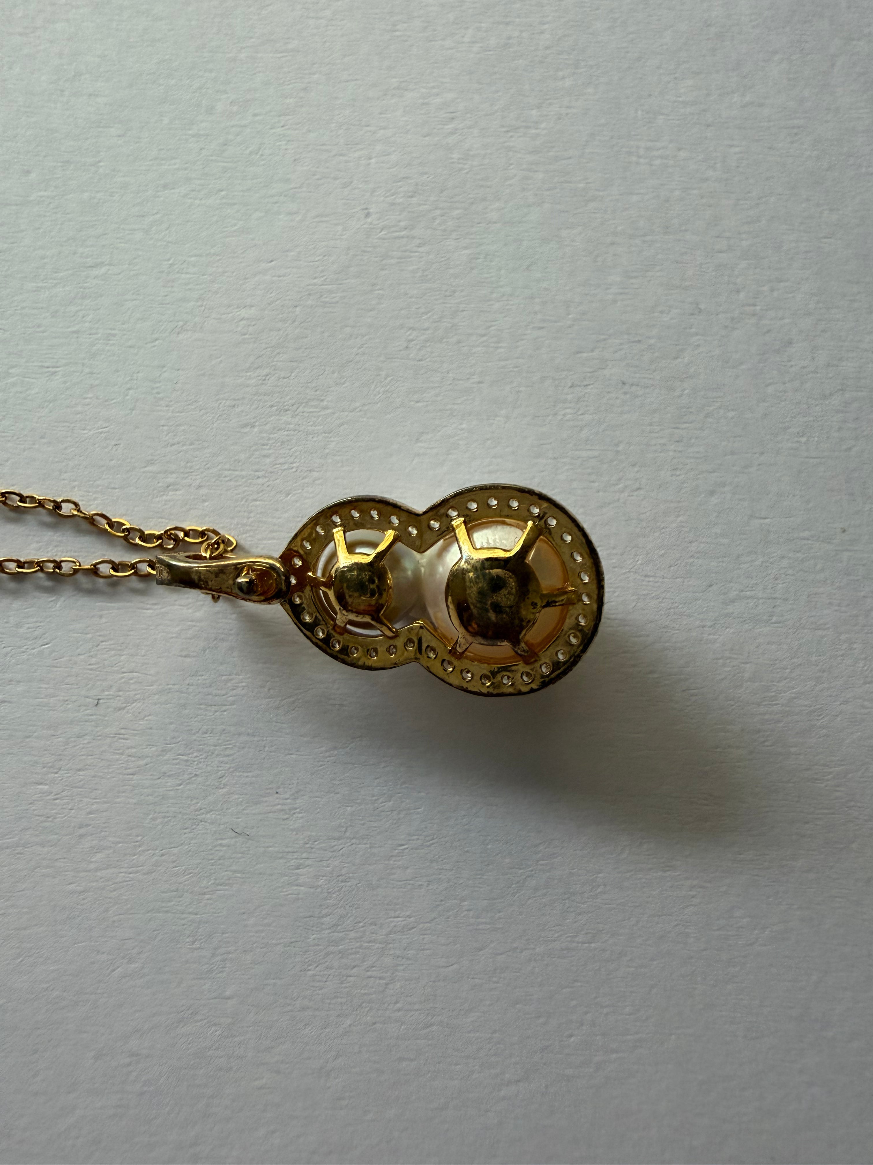 Close-up of double gourd pendant with Akoya white pearl 9mm and真多麻 silver blue pearl 6mm 925 silver setting_back