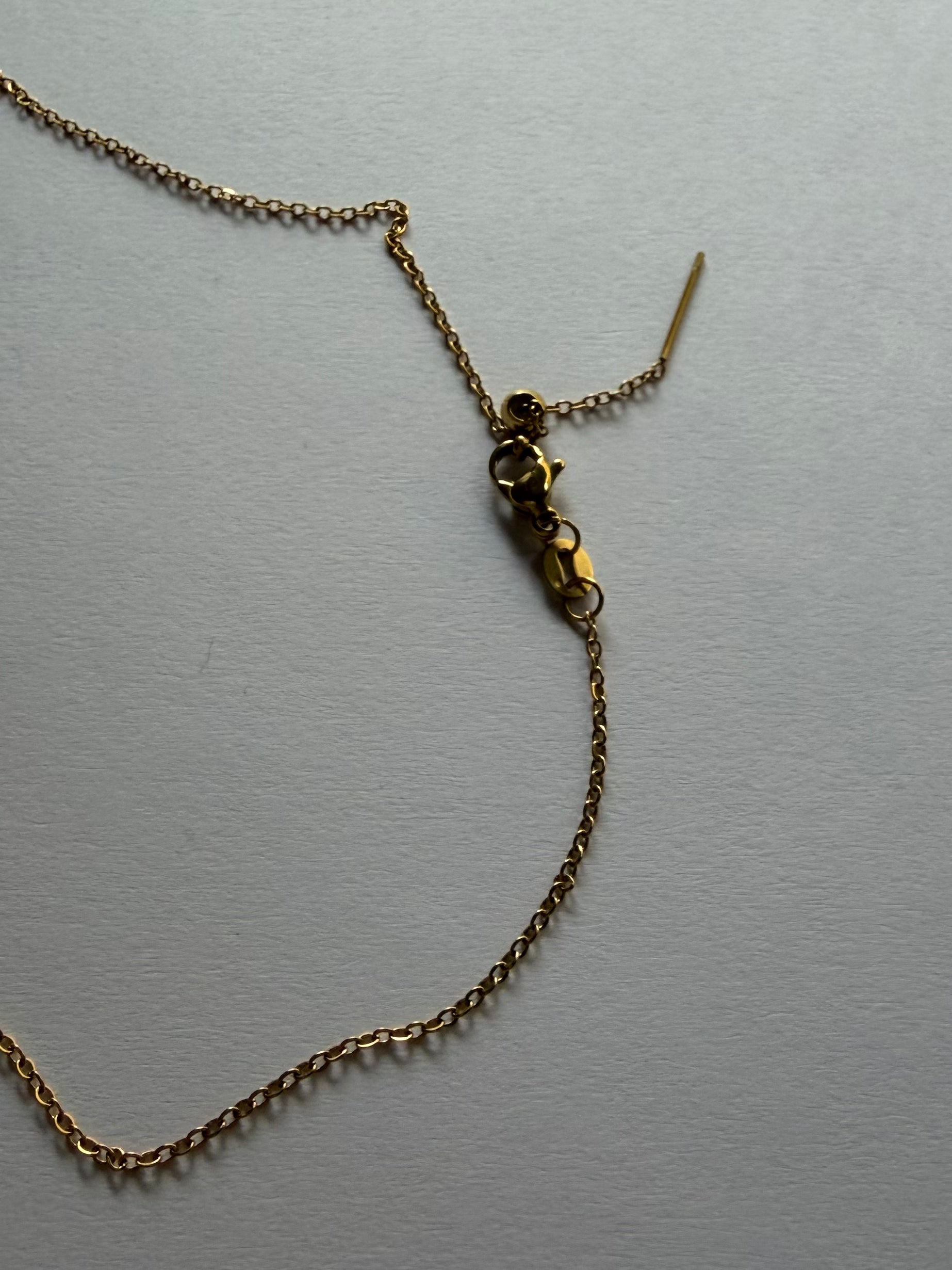 Close-up of double gourd pendant with Akoya white pearl 9mm and真多麻 silver blue pearl 6mm 925 silver setting_chain