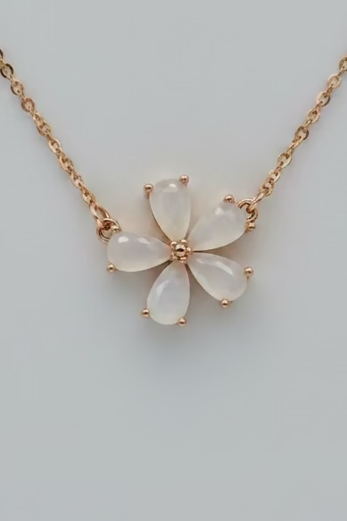 Close-up of flower pendant 1cm x 1cm rose gold 925 silver Korean minimalist bracelet