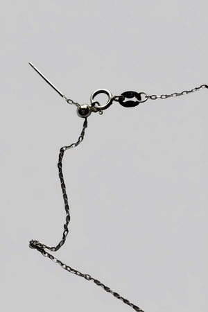 Close-up of smile chain pendant with 5 graduated pearls 6mm 925 silver smiling arc design_chain