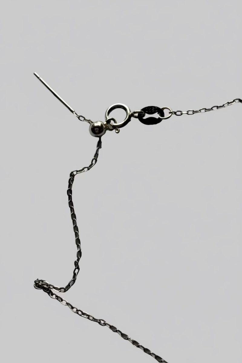 Close-up of smile chain pendant with 5 graduated pearls 6mm 925 silver smiling arc design_chain