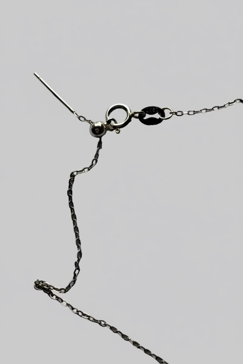 Close-up of smile chain pendant with 5 graduated pearls 6mm 925 silver smiling arc design_chain