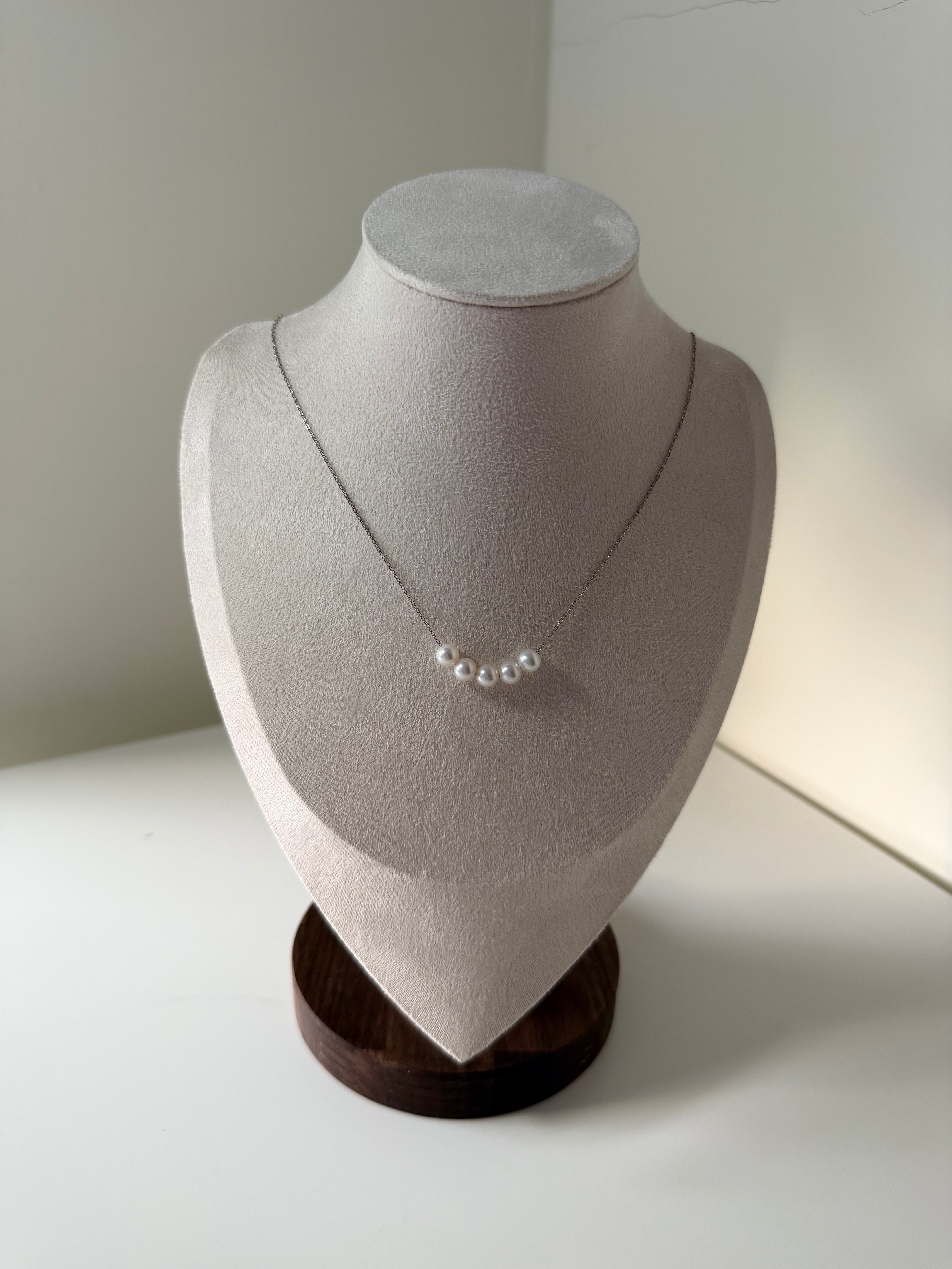 Close-up of smile chain pendant with 5 graduated pearls 6mm 925 silver smiling arc design_mannequin