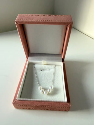 Close-up of smile chain pendant with 5 graduated pearls 6mm 925 silver smiling arc design_packaginggift