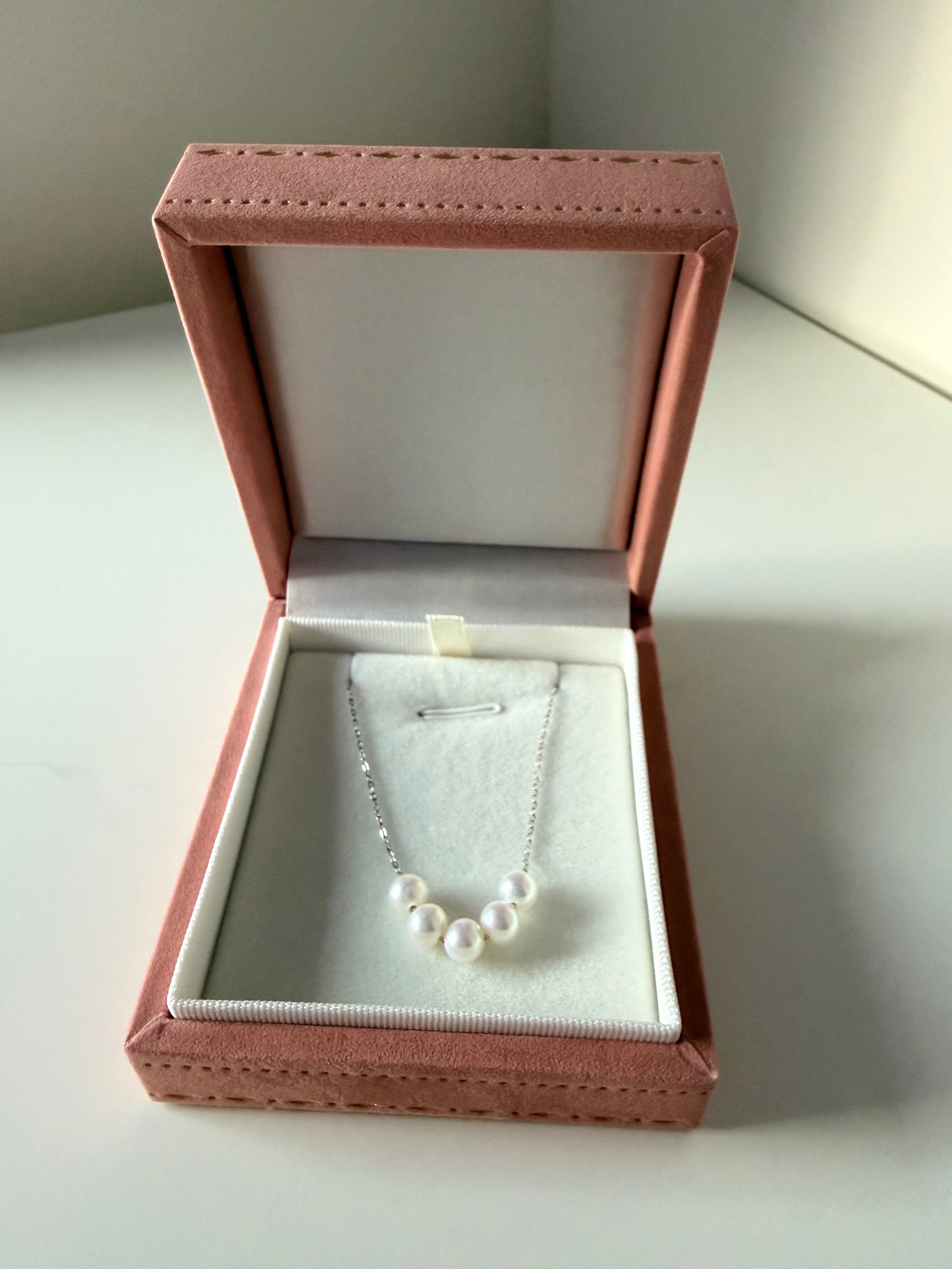 Close-up of smile chain pendant with 5 graduated pearls 6mm 925 silver smiling arc design_packaginggift