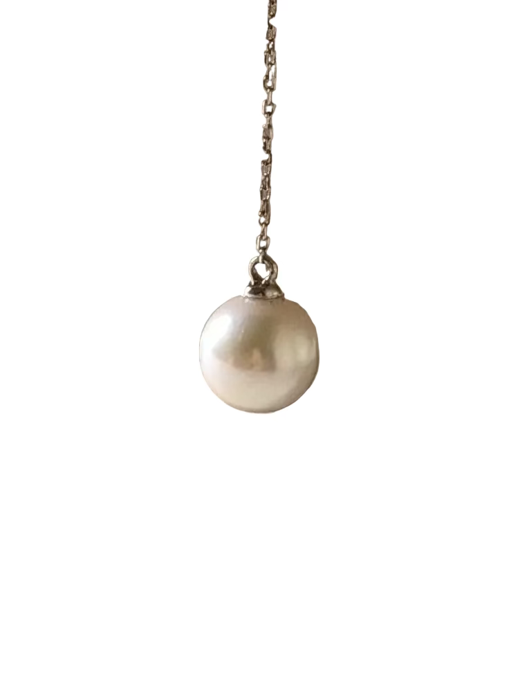 Close-up of teardrop shaped pendant with 6 freshwater pearls graduated size 9-10mm 925 silver setting
