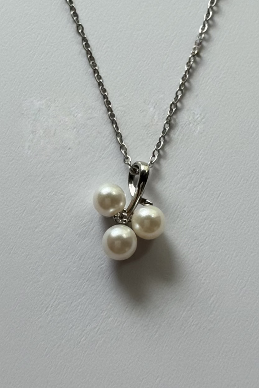 Close-up of three leaf clover pendant with 3 Akoya pearls 4.5mm staggered arrangement 925 silver setting