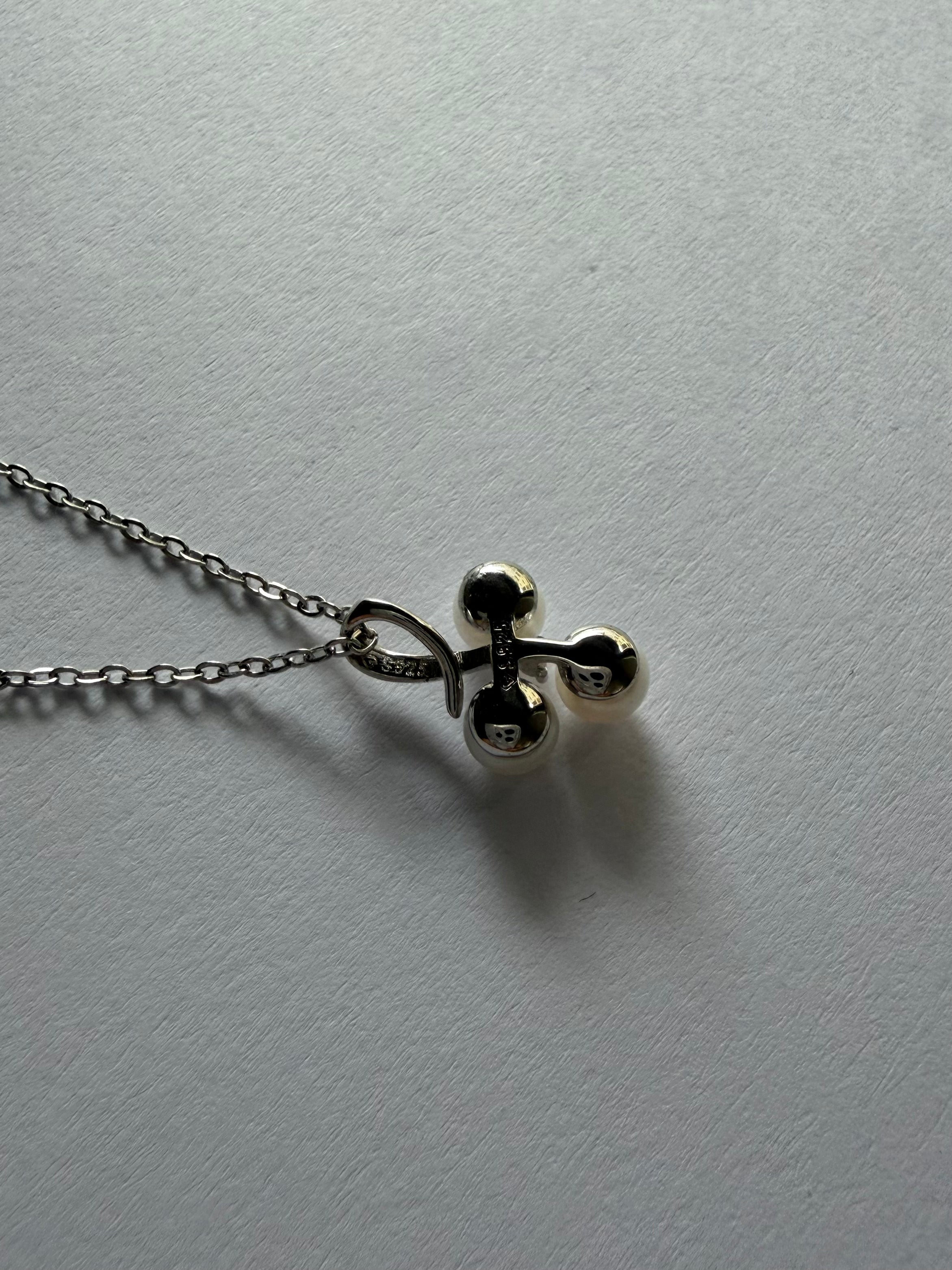 Close-up of three leaf clover pendant with 3 Akoya pearls 4.5mm staggered arrangement 925 silver setting_back