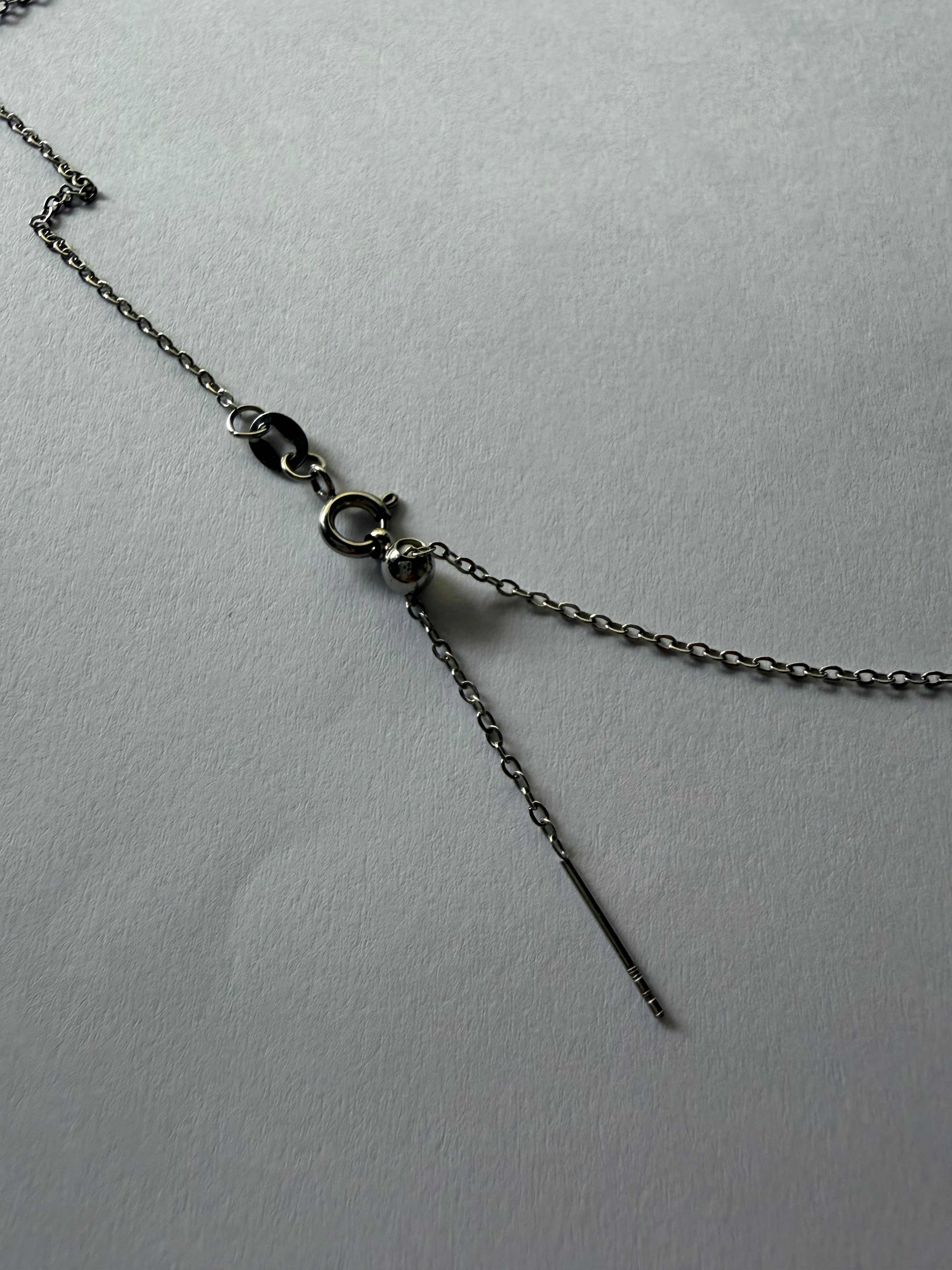 Close-up of three leaf clover pendant with 3 Akoya pearls 4.5mm staggered arrangement 925 silver setting_chain