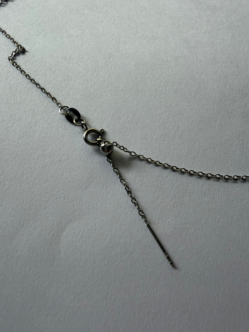 Close-up of three leaf clover pendant with 3 Akoya pearls 4.5mm staggered arrangement 925 silver setting_chain