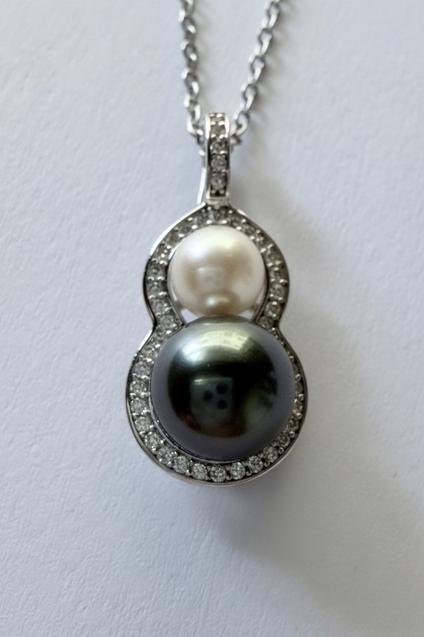 Double gourd pearl pendant Tahitian 9mm and Akoya 6mm saltwater pearls 925 silver twin pearl design Vera Muse_closeup