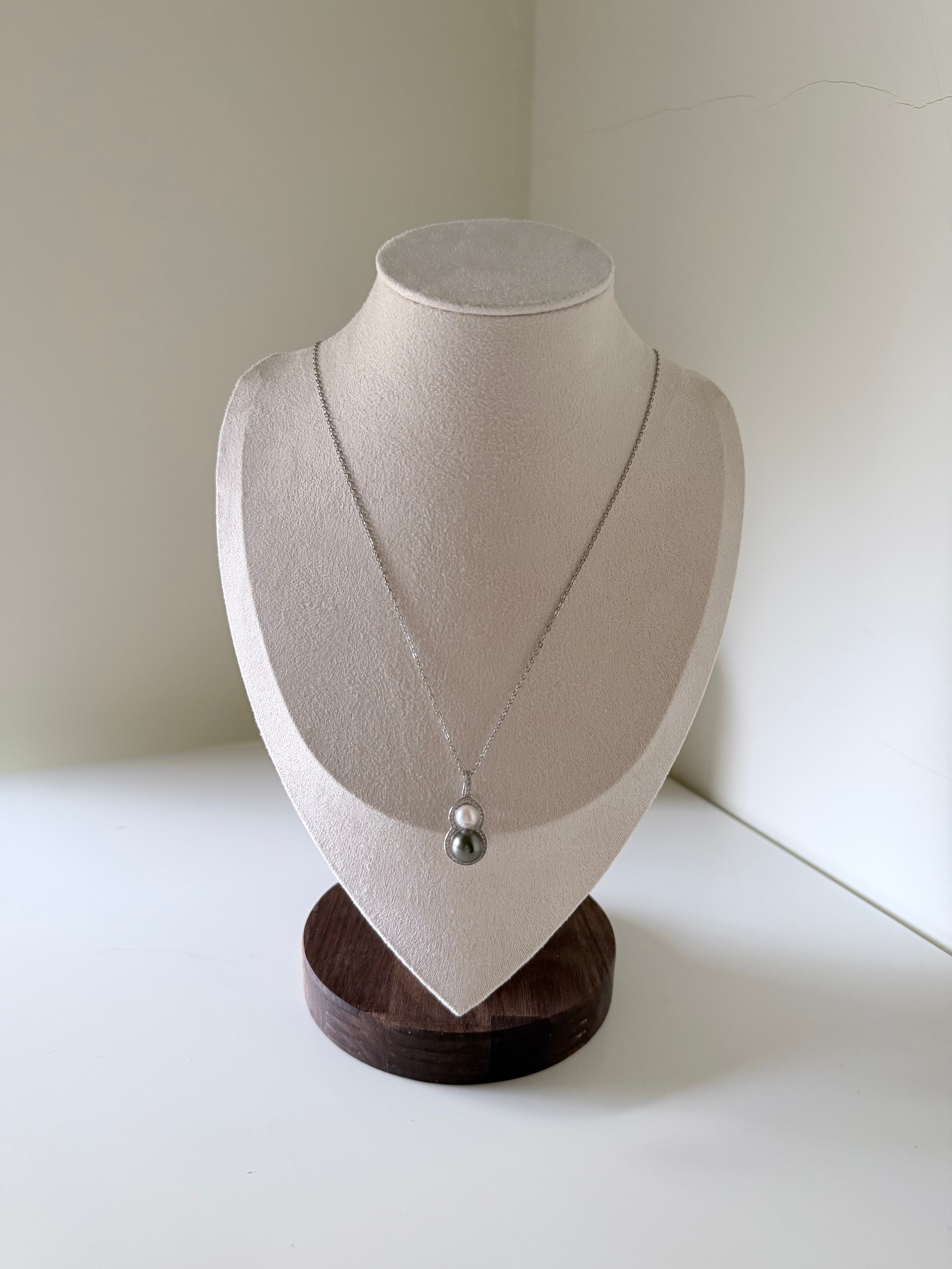Double gourd pearl pendant Tahitian 9mm and Akoya 6mm saltwater pearls 925 silver twin pearl design Vera Muse_mannequin