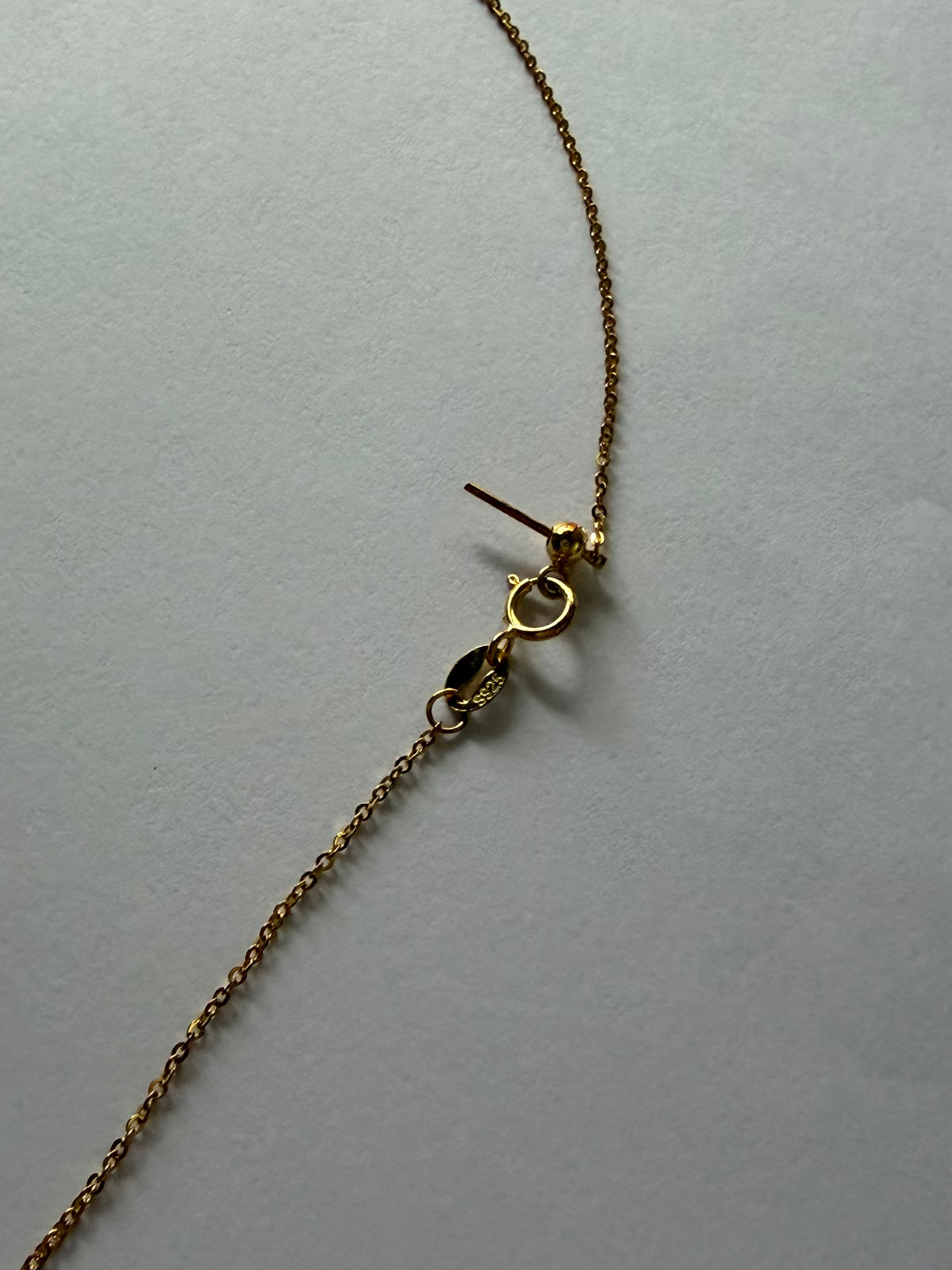 Four_leaf_clover_pearl_necklace_11mm_natural_freshwater_pearl_925_silver_gold_plated_lucky_charm_pendant_closeup_chain
