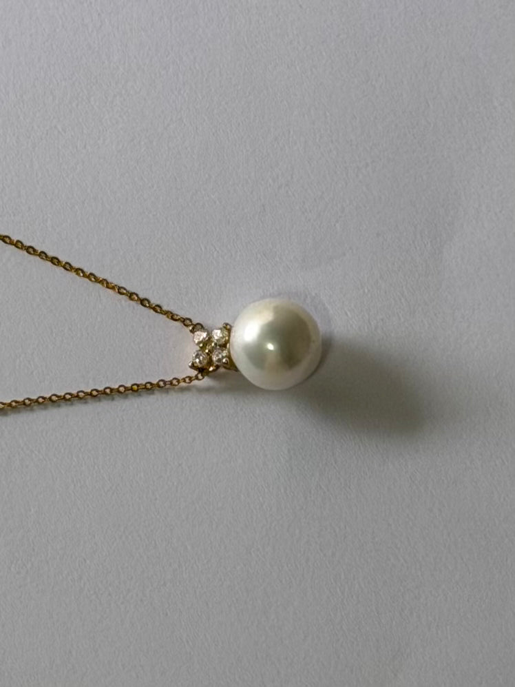 Four_leaf_clover_pearl_necklace_11mm_natural_freshwater_pearl_925_silver_gold_plated_lucky_charm_pendant_closeup_side