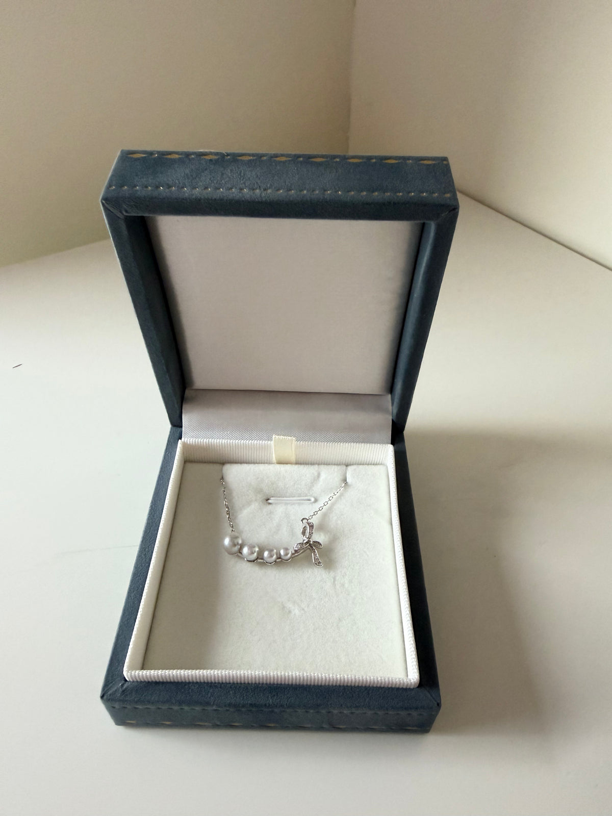 French bow 4-pearl Akoya pendant in jewelry gift box Vera Muse packaging gift