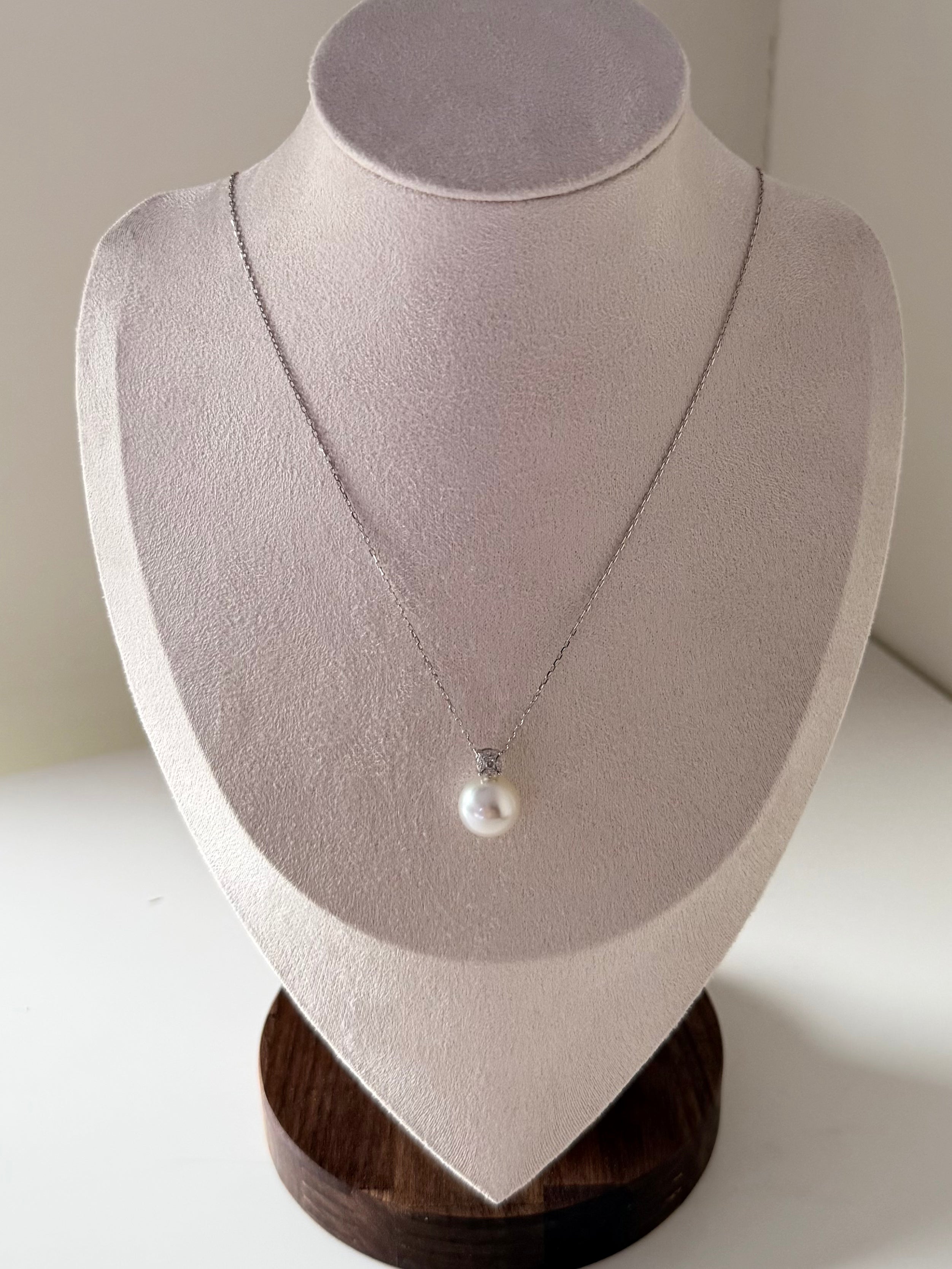 Model wearing Diana style South Sea pearl pendant 11-12mm on collarbone 18K white gold elegant necklace_mannequin