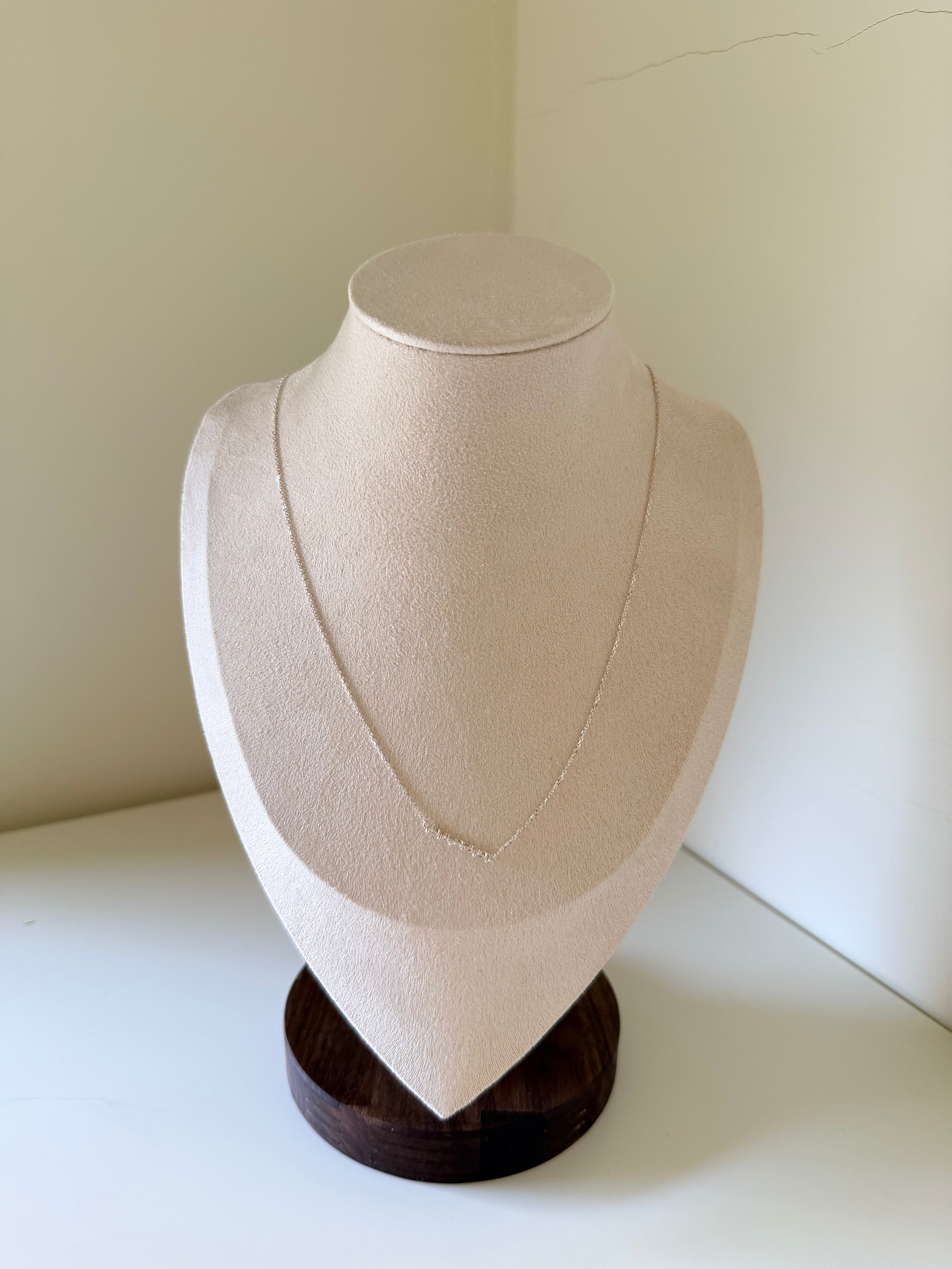 Model wearing Korean 3 stone bar necklace on collarbone 40cm silver chain_mannequin