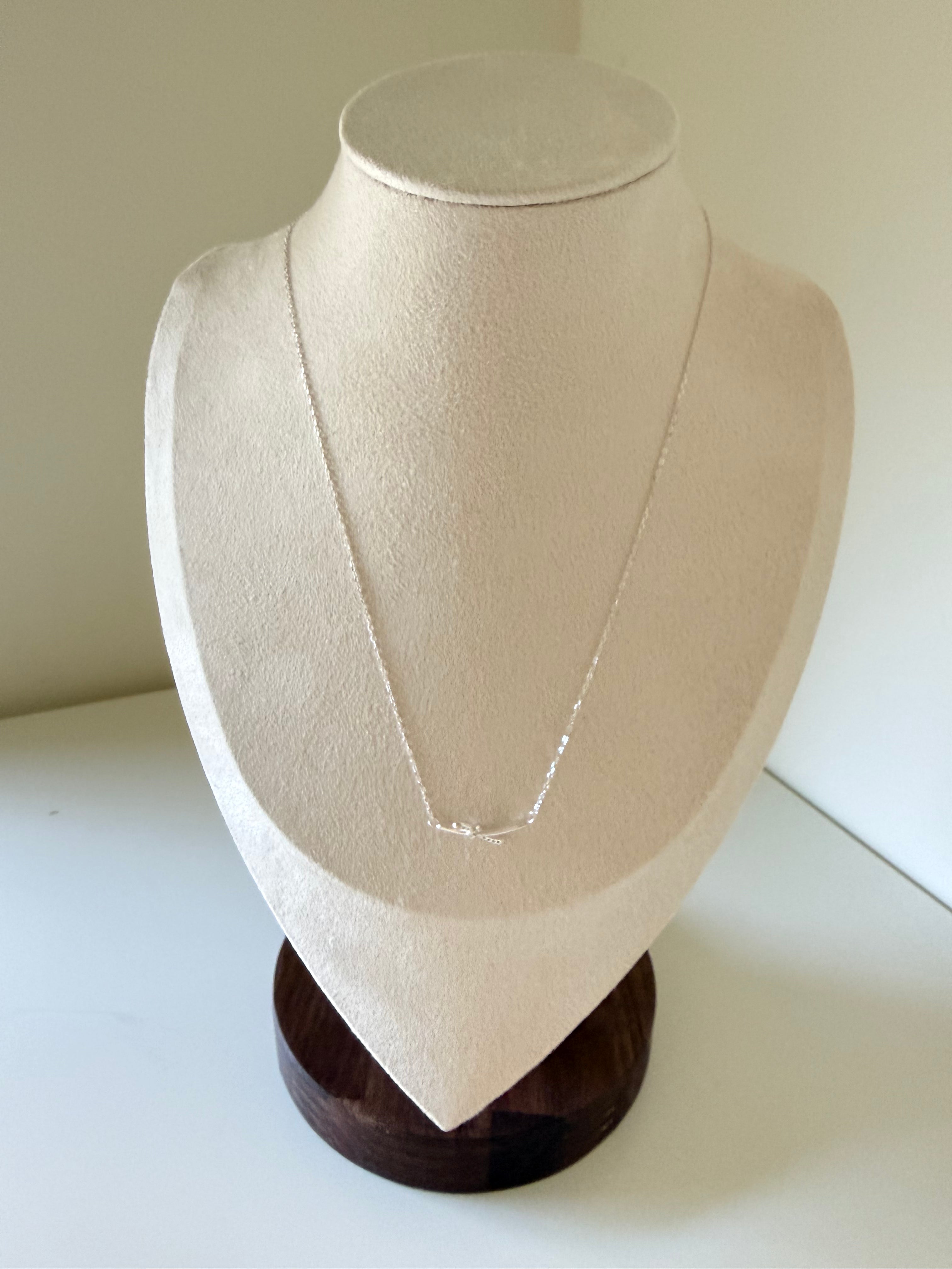 Model wearing Korean knot necklace on collarbone 40cm silver chain_mannequin