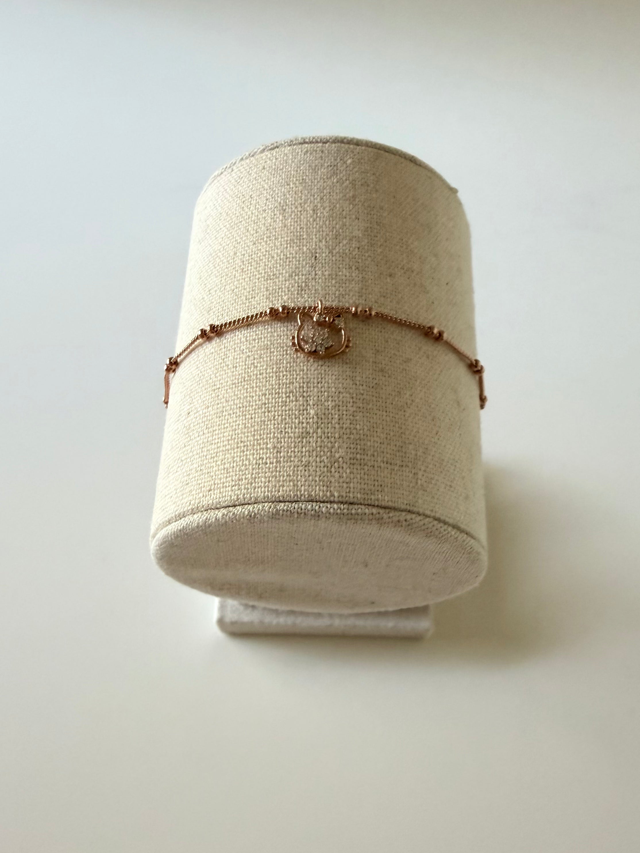 Model wearing Korean rose gold cat bracelet on wrist 16cm chain_mannequin