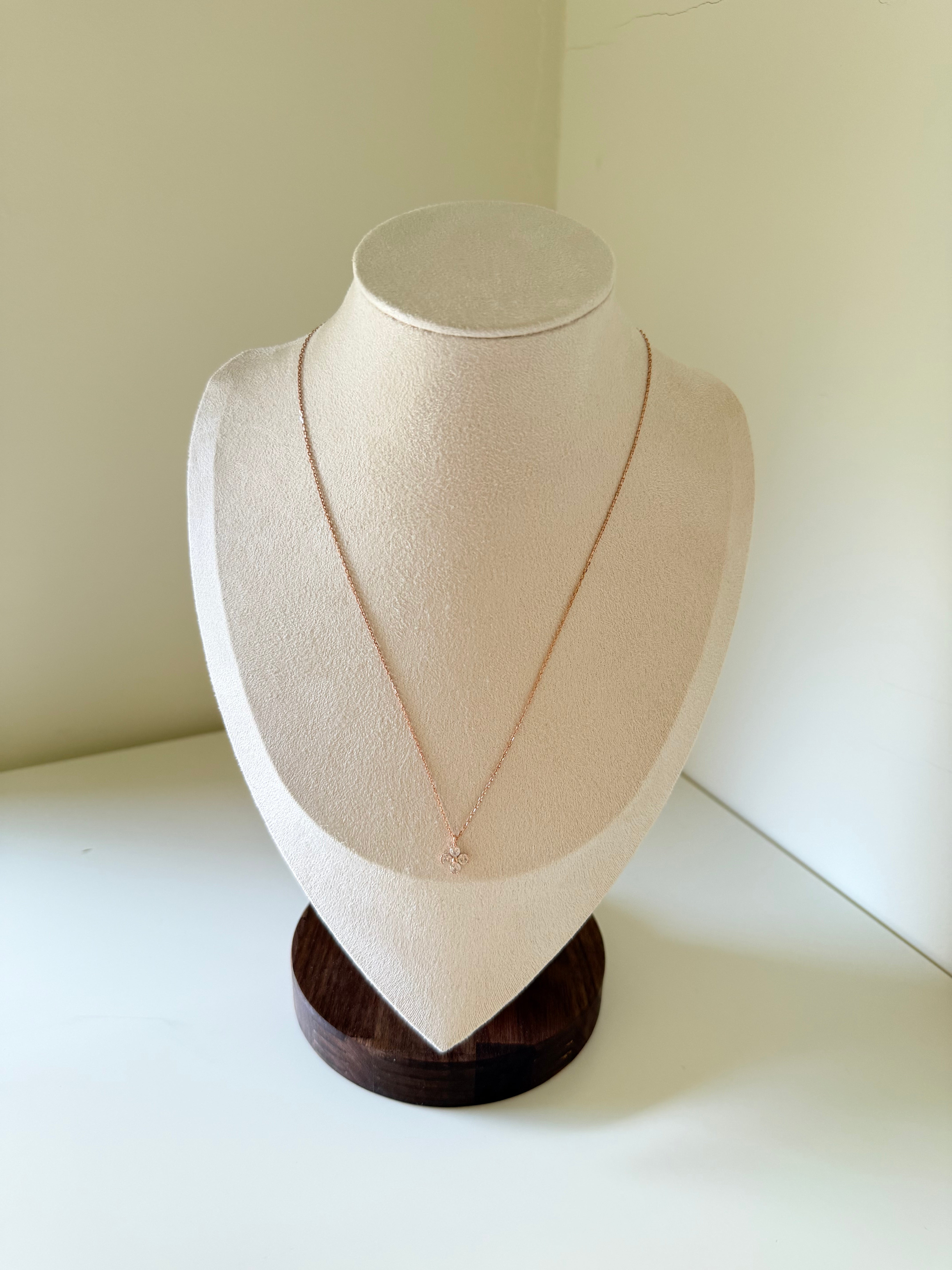 Model wearing Korean rose gold clover necklace on collarbone 40cm chain_mannequin