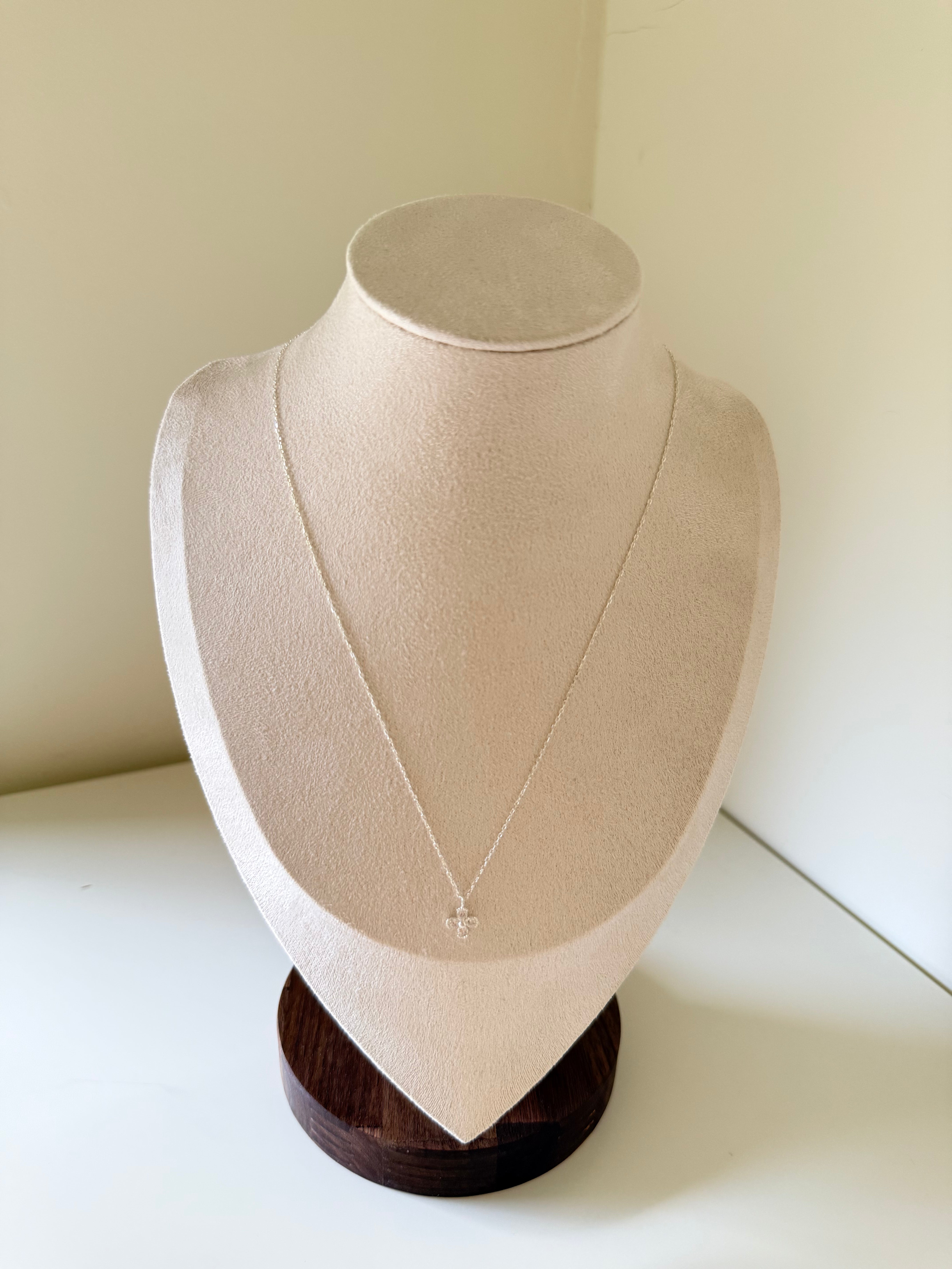 Model wearing Korean silver clover necklace on collarbone 40cm chain_mannequin