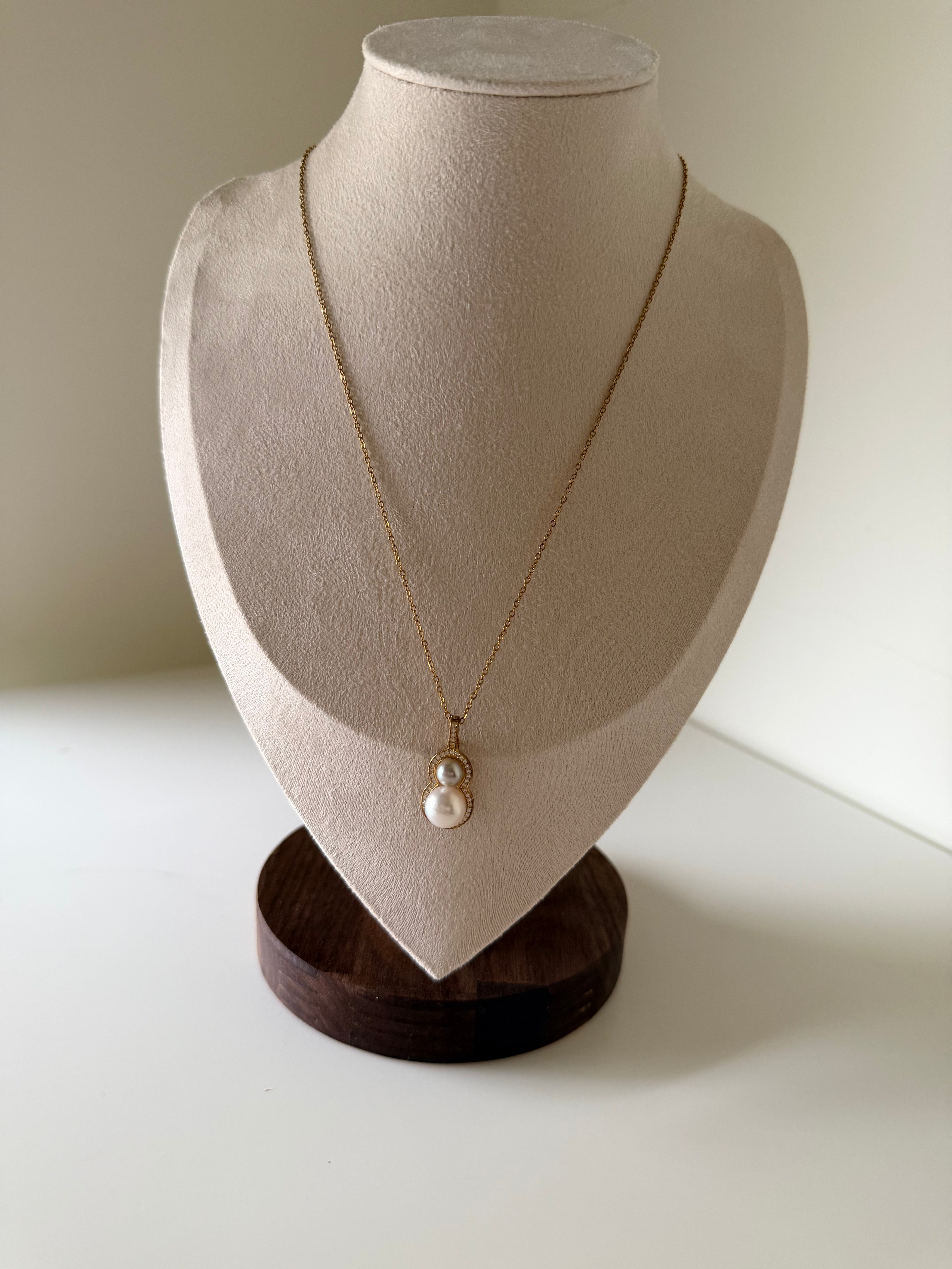 Model wearing double gourd pearl pendant with Akoya and真多麻 pearls on collarbone silver chain_mannequin