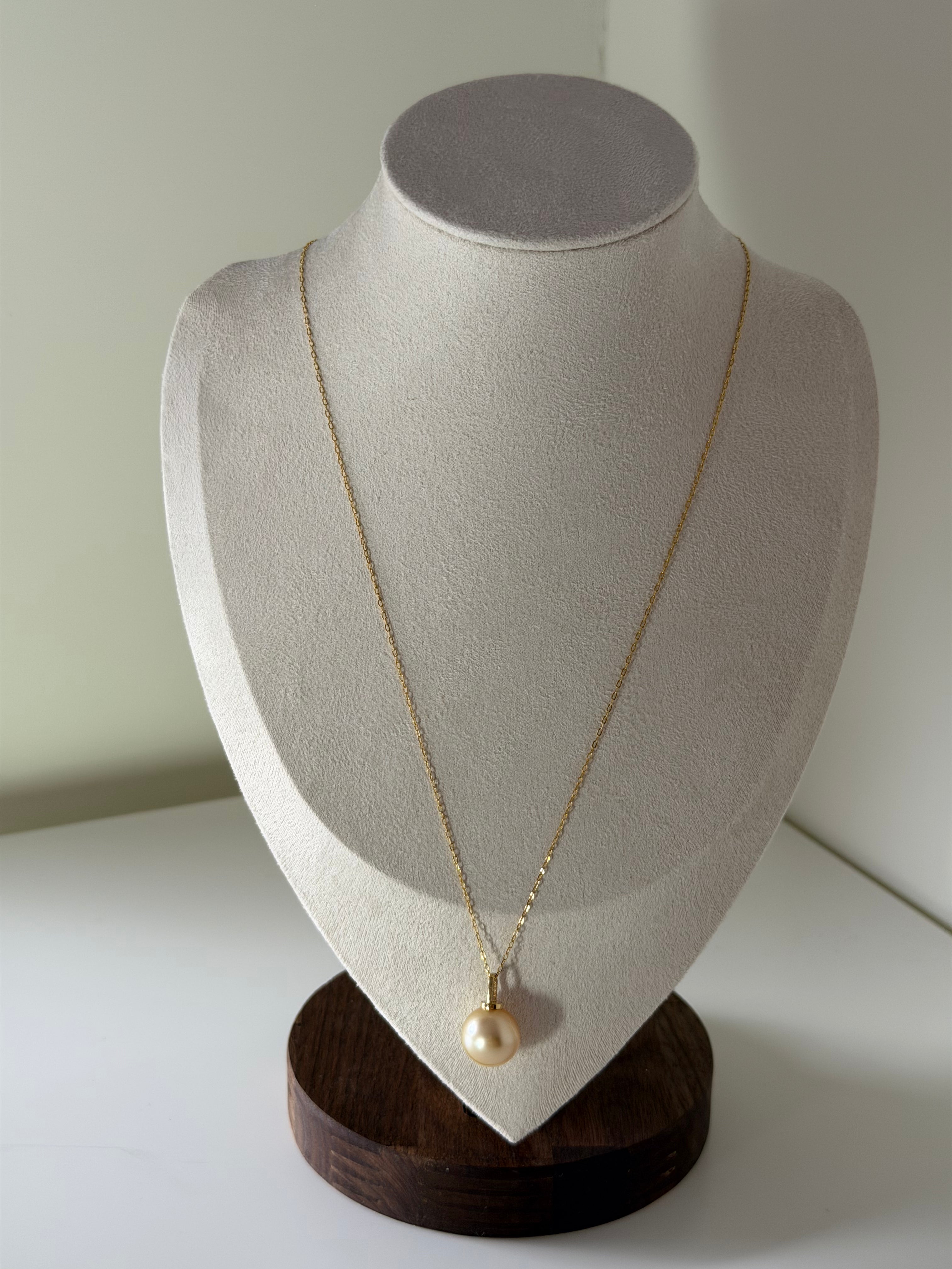 Model wearing golden South Sea pearl pendant 12-13mm on collarbone 18K gold luxury necklace_mannequin