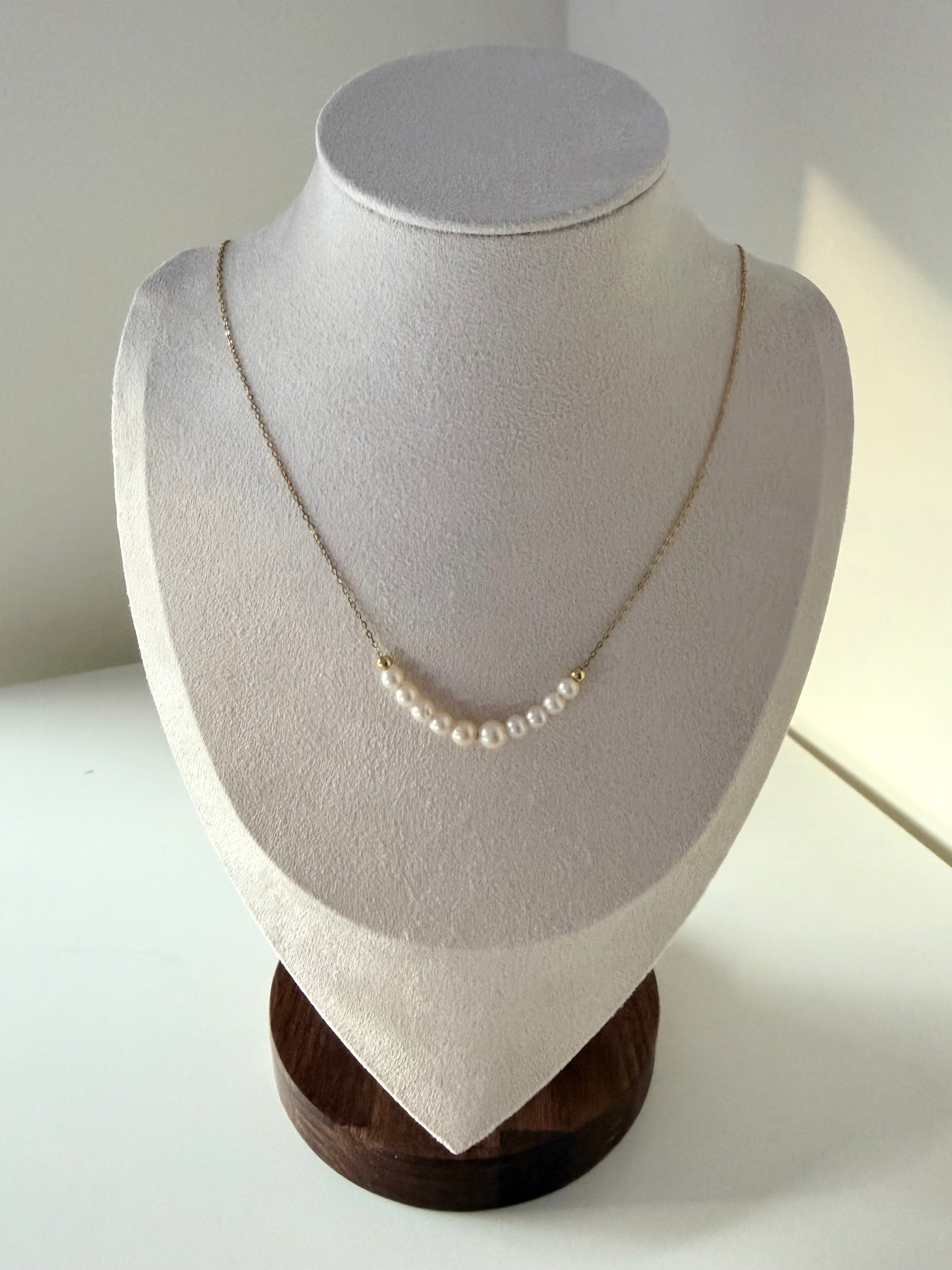 Model wearing smile chain pearl pendant on collarbone 925 silver chain joyful necklace_mannequin