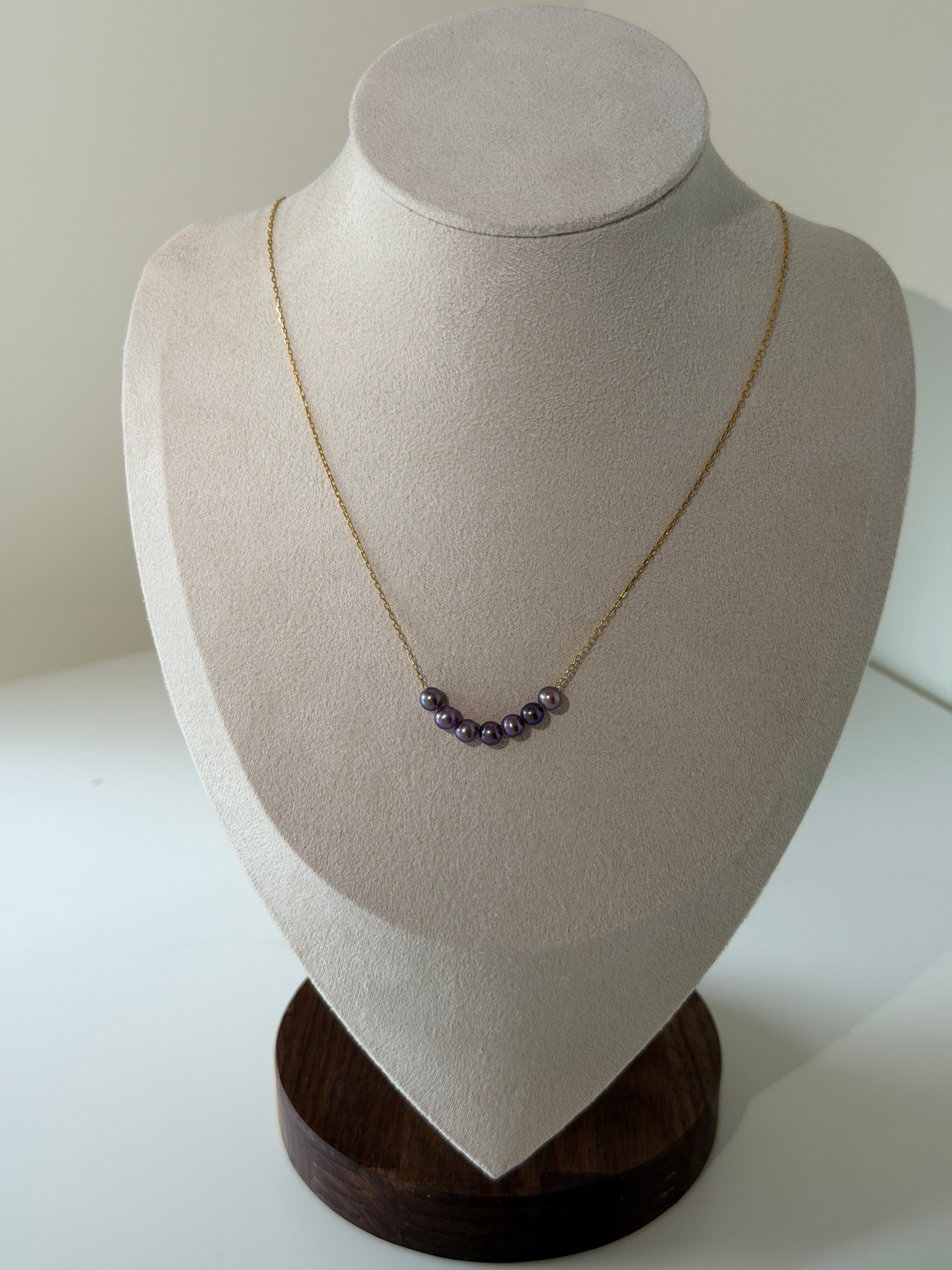 Model wearing smile curve pearl pendant with 7 Akoya pearls on collarbone silver chain joyful jewelry_mannequin