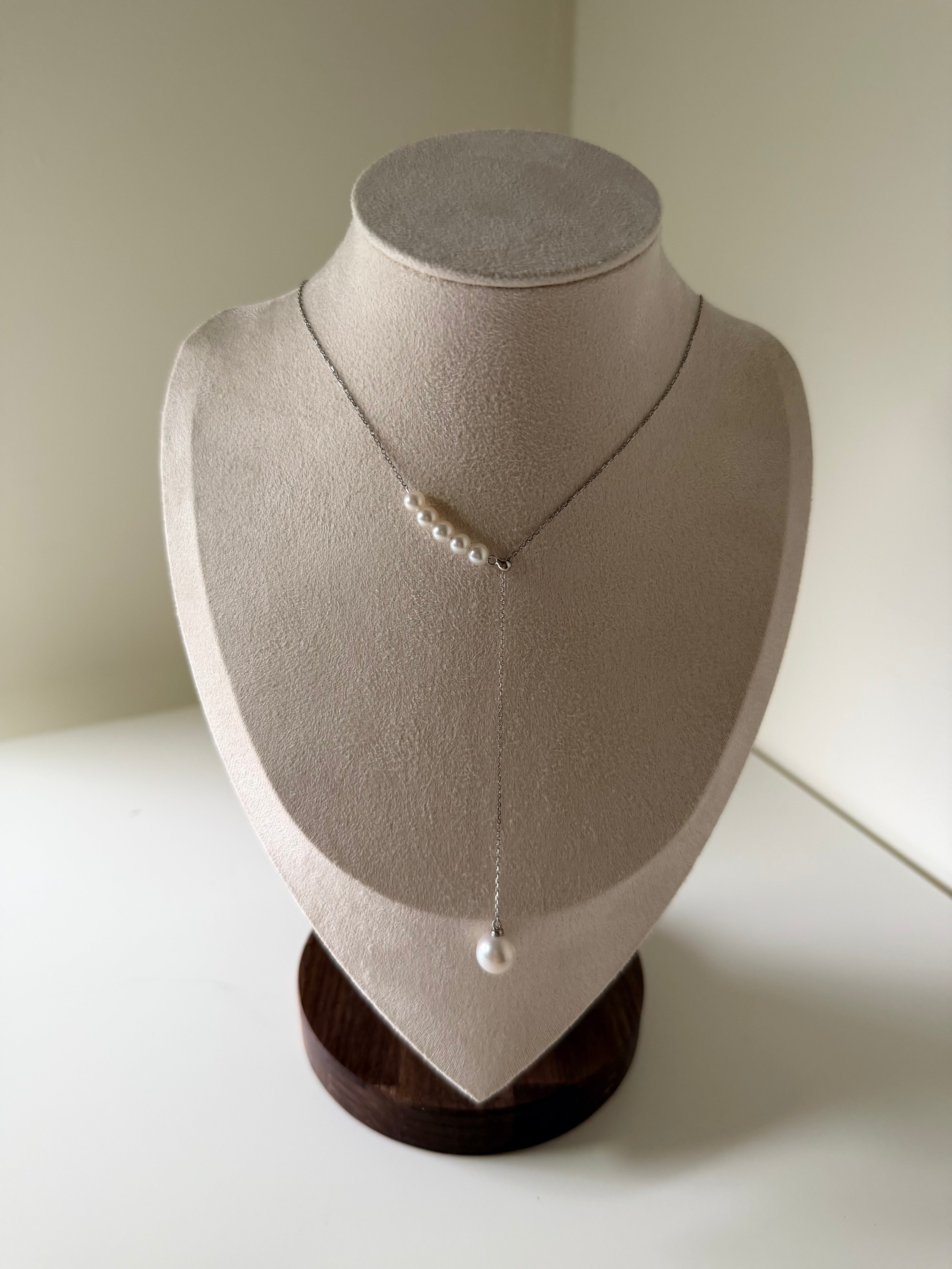 Model wearing teardrop mermaid tear pearl pendant on collarbone 925 silver chain delicate necklace_mannequin