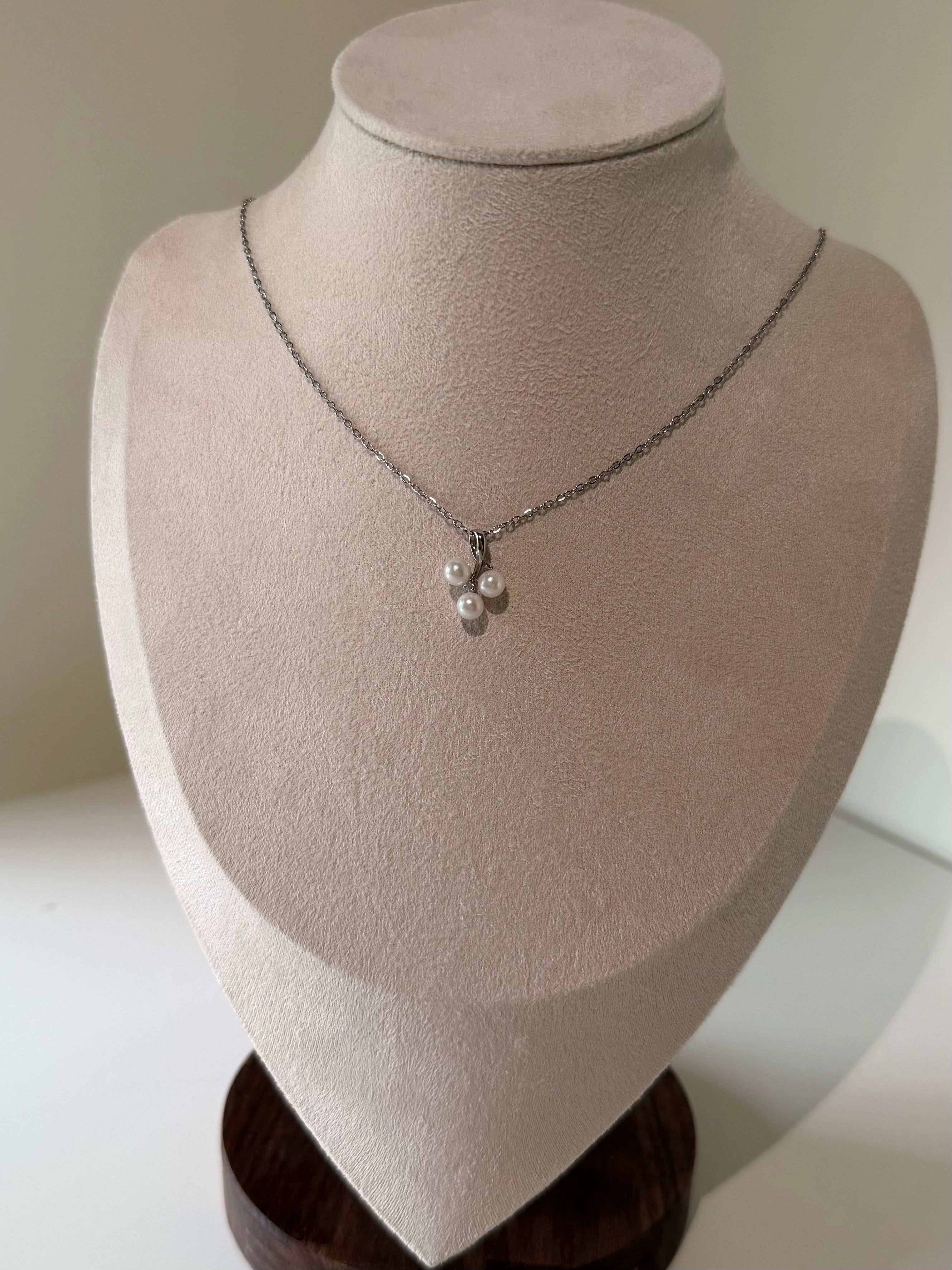 Model wearing three leaf clover pearl pendant with 3 Akoya pearls on collarbone silver chain lucky jewelry_mannequin